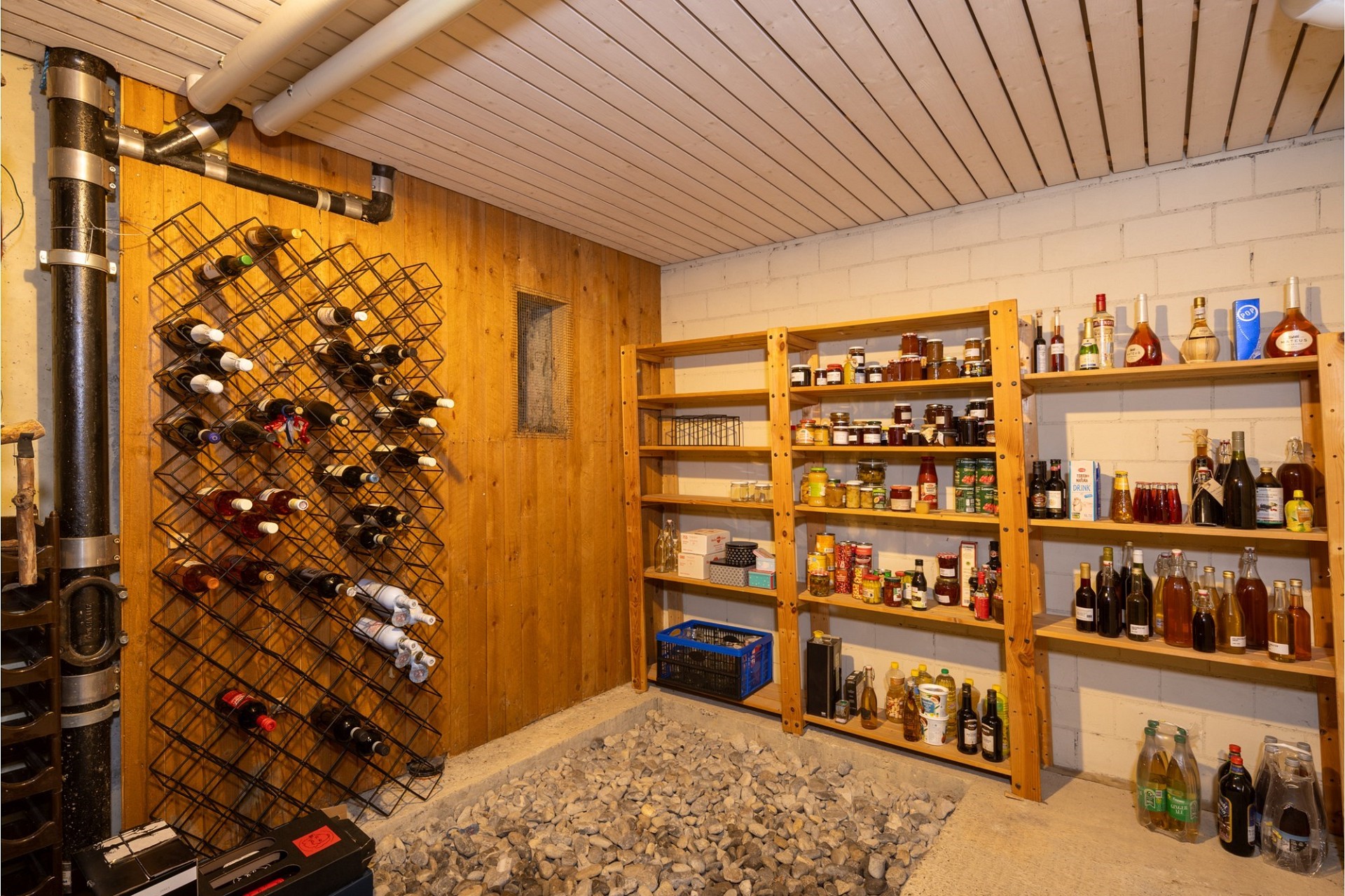 Kellerraum mit Weinlager und Vorrat