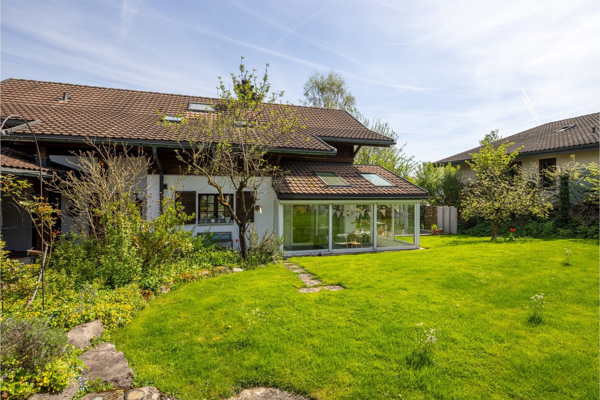 Gartenansicht eines Einfamilienhauses