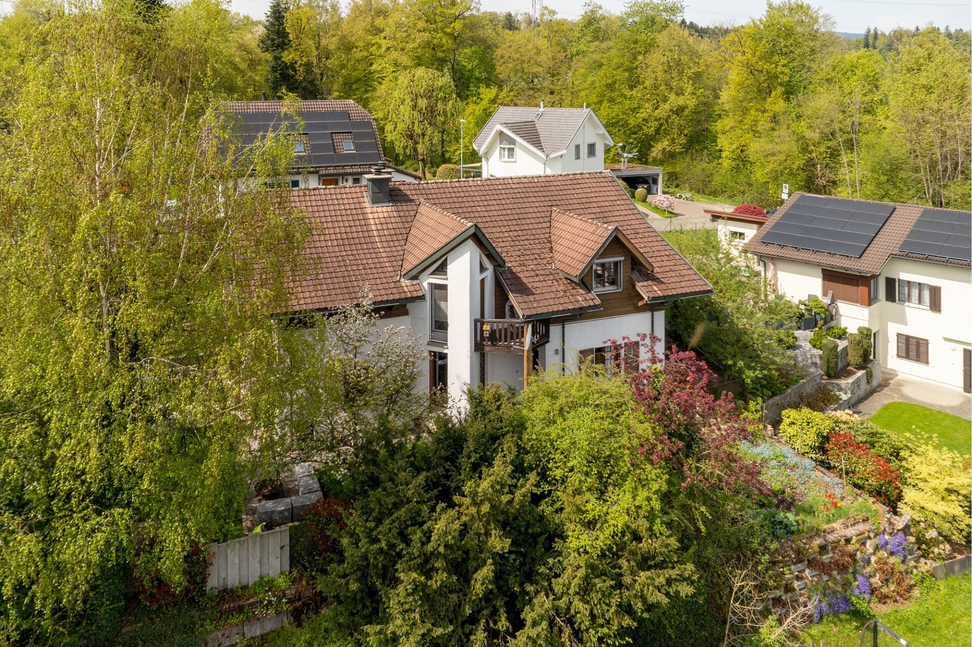 Luftaufnahme eines Wohnhauses in grüner Umgebung