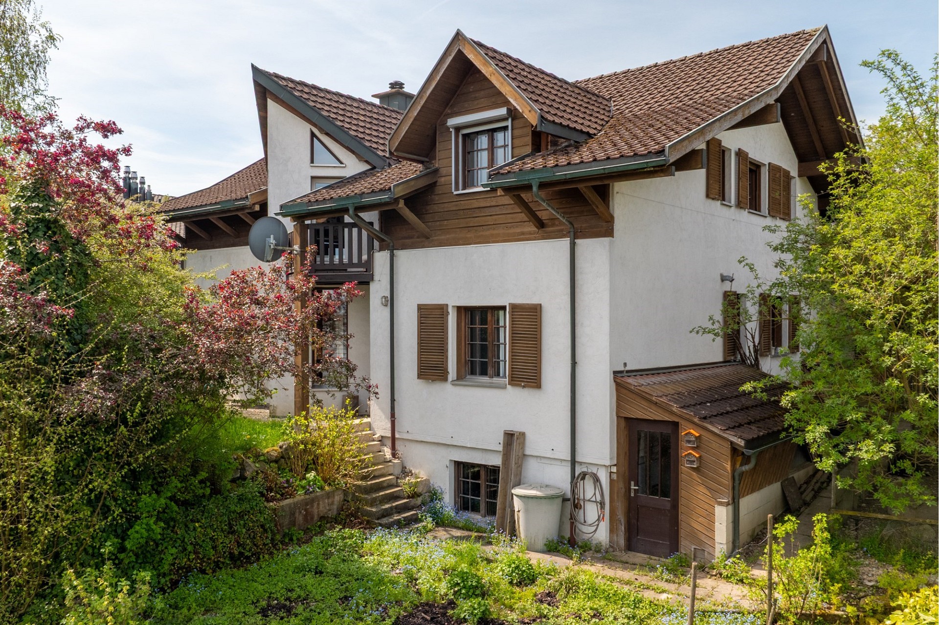 Außenansicht eines Wohnhauses mit Garten