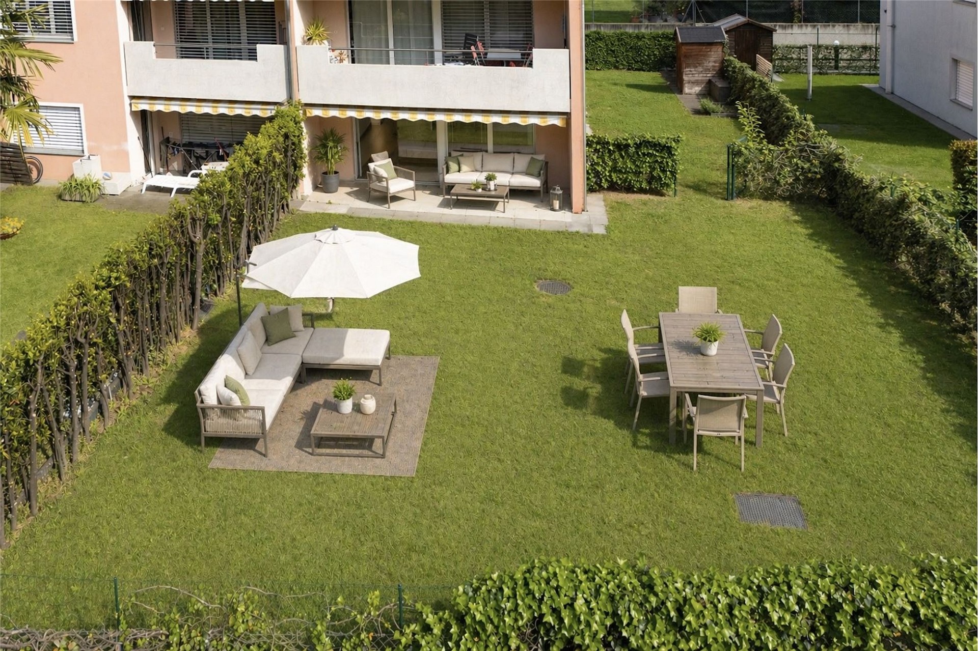 Gepflegter Garten mit Sitzgruppen vor Wohnhaus