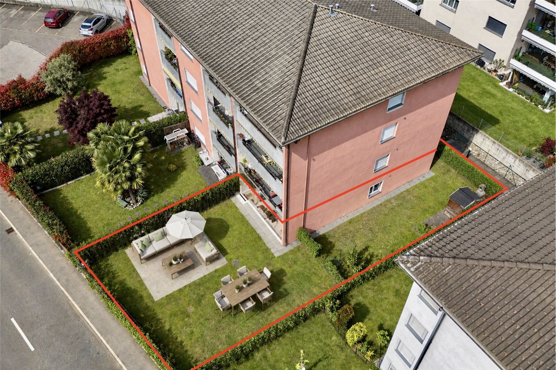 Luftaufnahme eines Wohngebäudes mit Garten