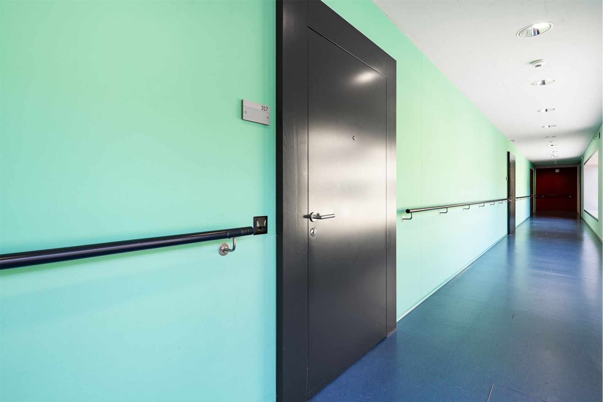 Modernes Flur-/Treppenhaus mit Wohnungseingang