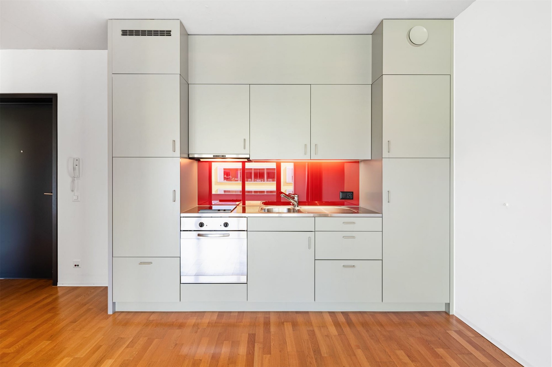 Moderne Küche mit Einbauten
