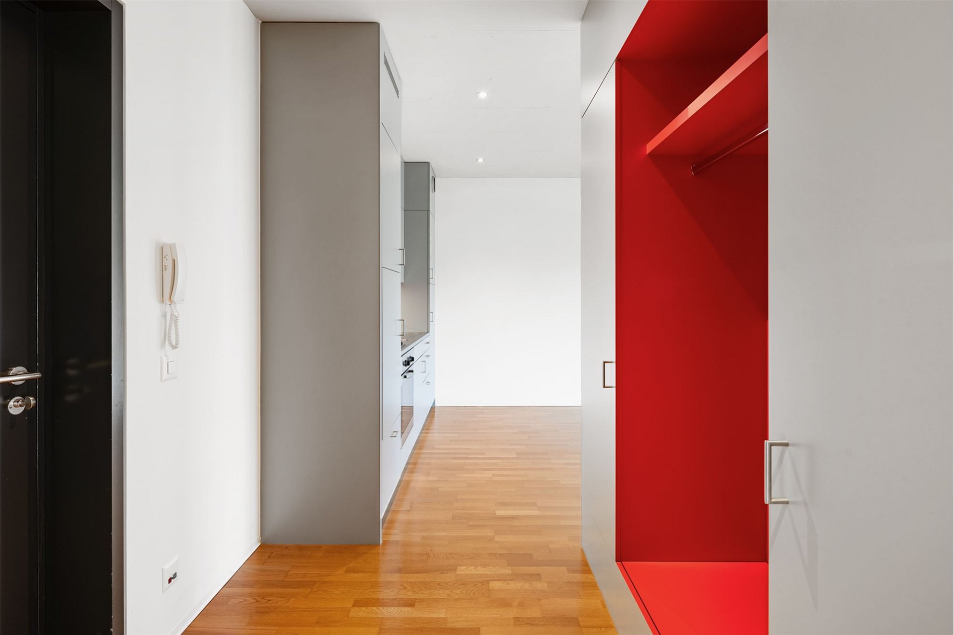 Moderner Eingangsbereich mit offenem Flur und Einbauschrank