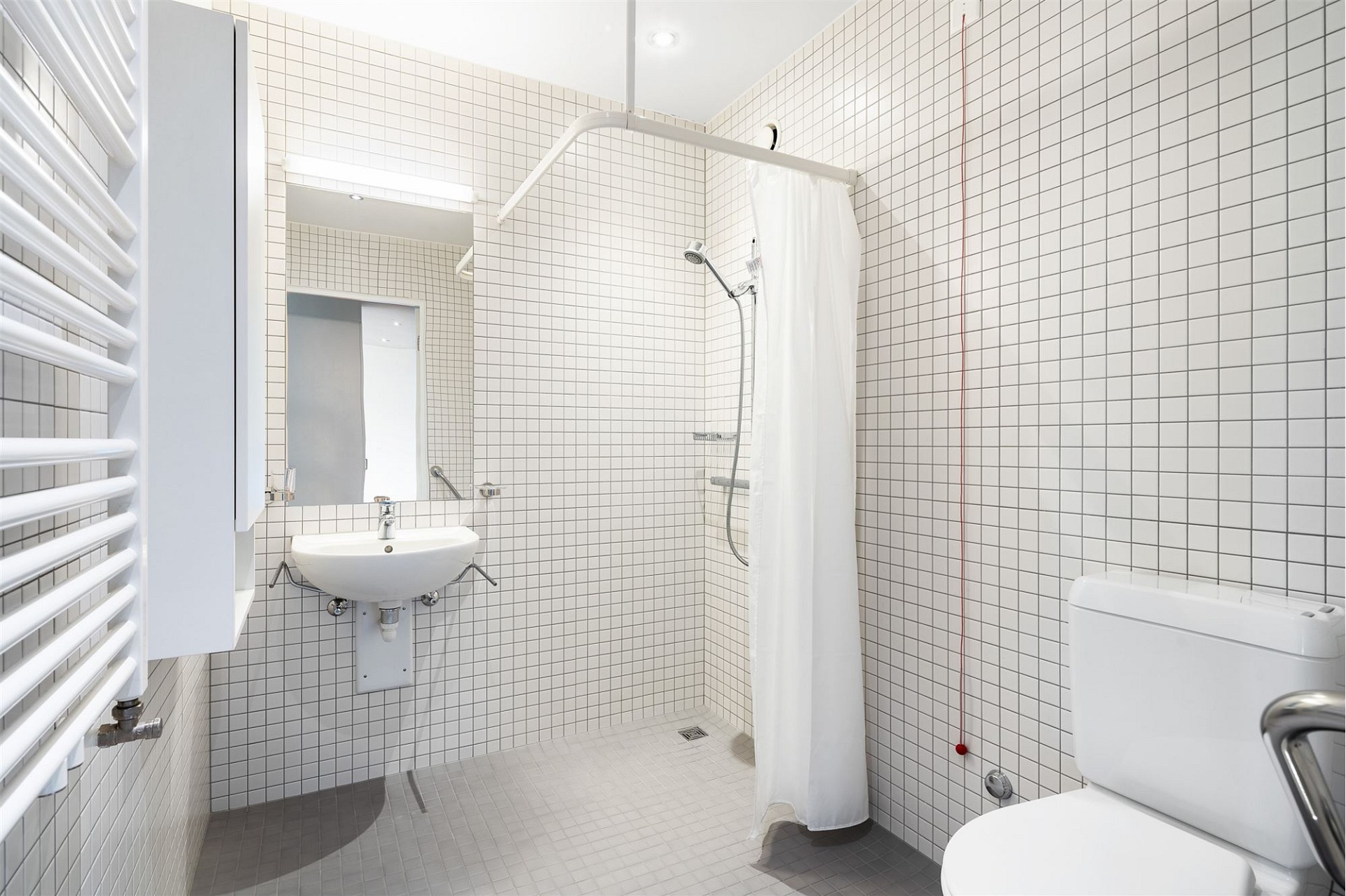 Helles, schlichtes Badezimmer mit Dusche und WC