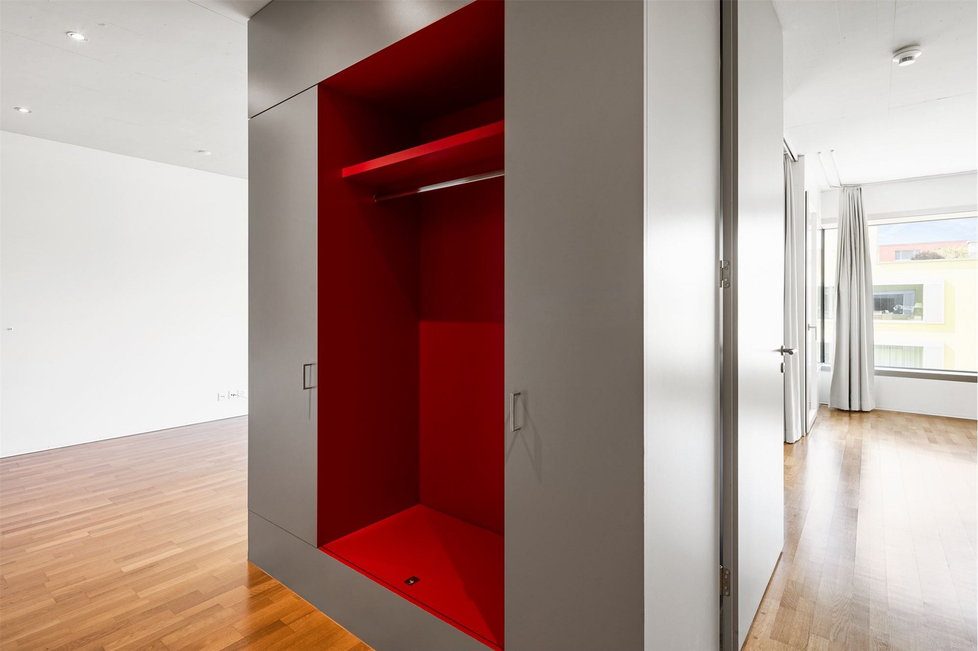 Helles Schlafzimmer mit Einbauschrank