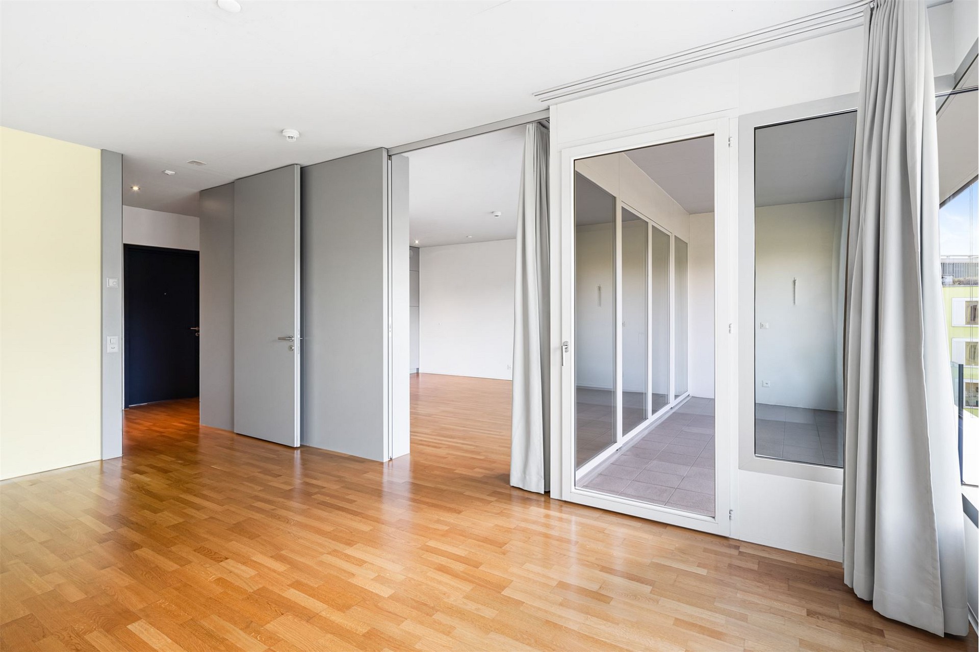 Helles Schlafzimmer mit Balkonzugang