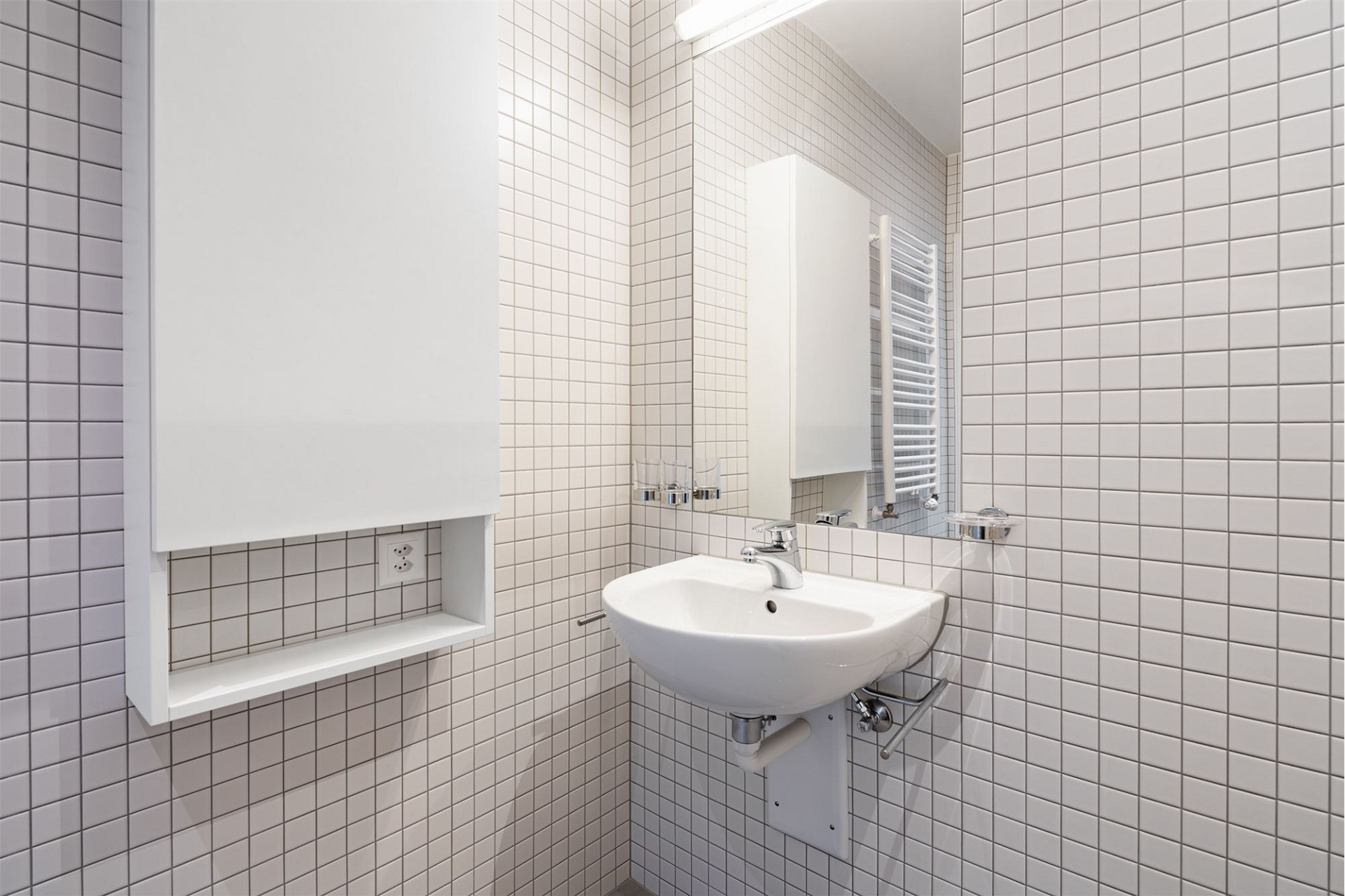 Kleines modernes Gäste-WC mit Wandfliesen und Handwaschbecken