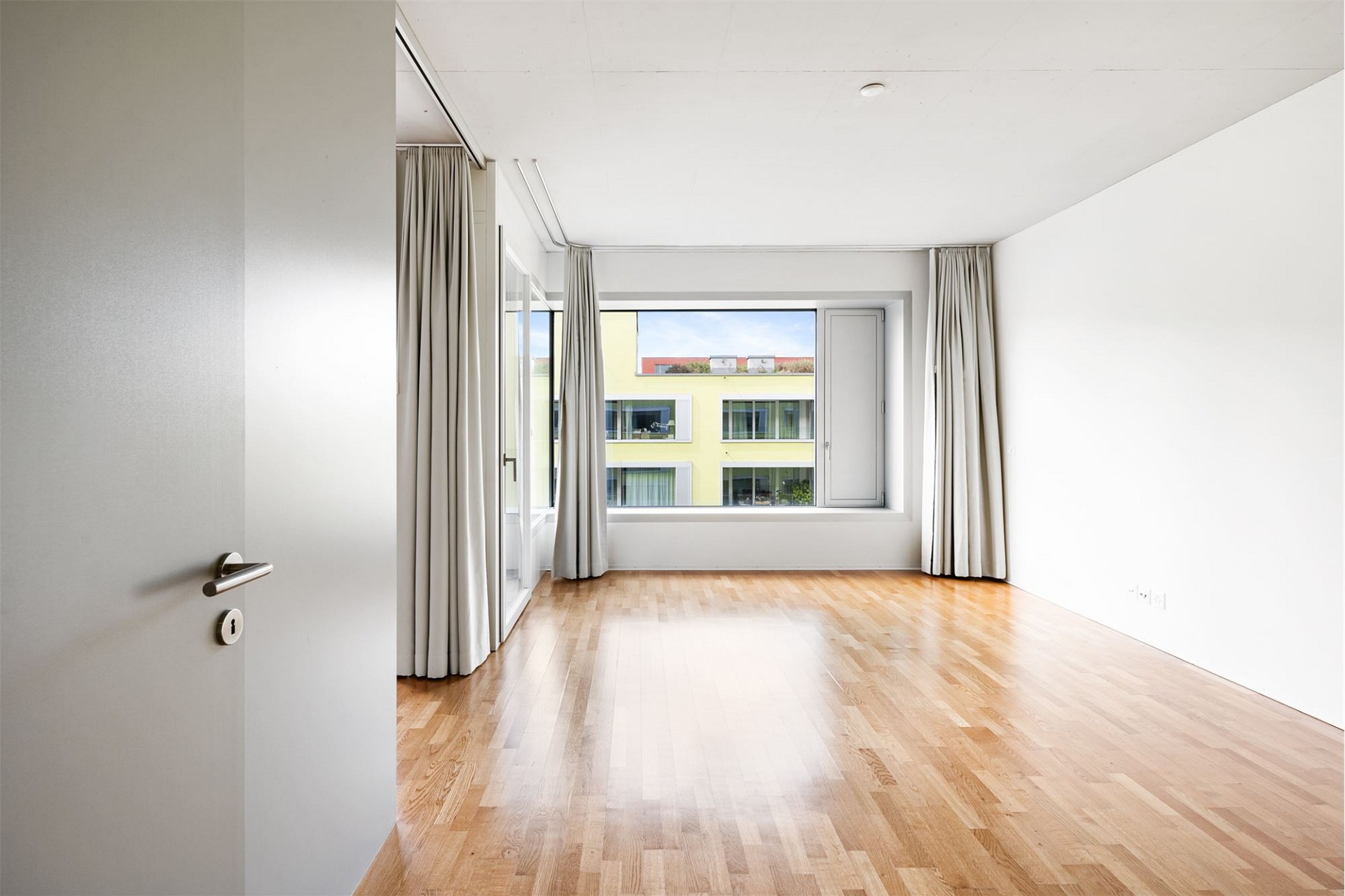 Heller leerer Wohnraum mit Blick nach draußen