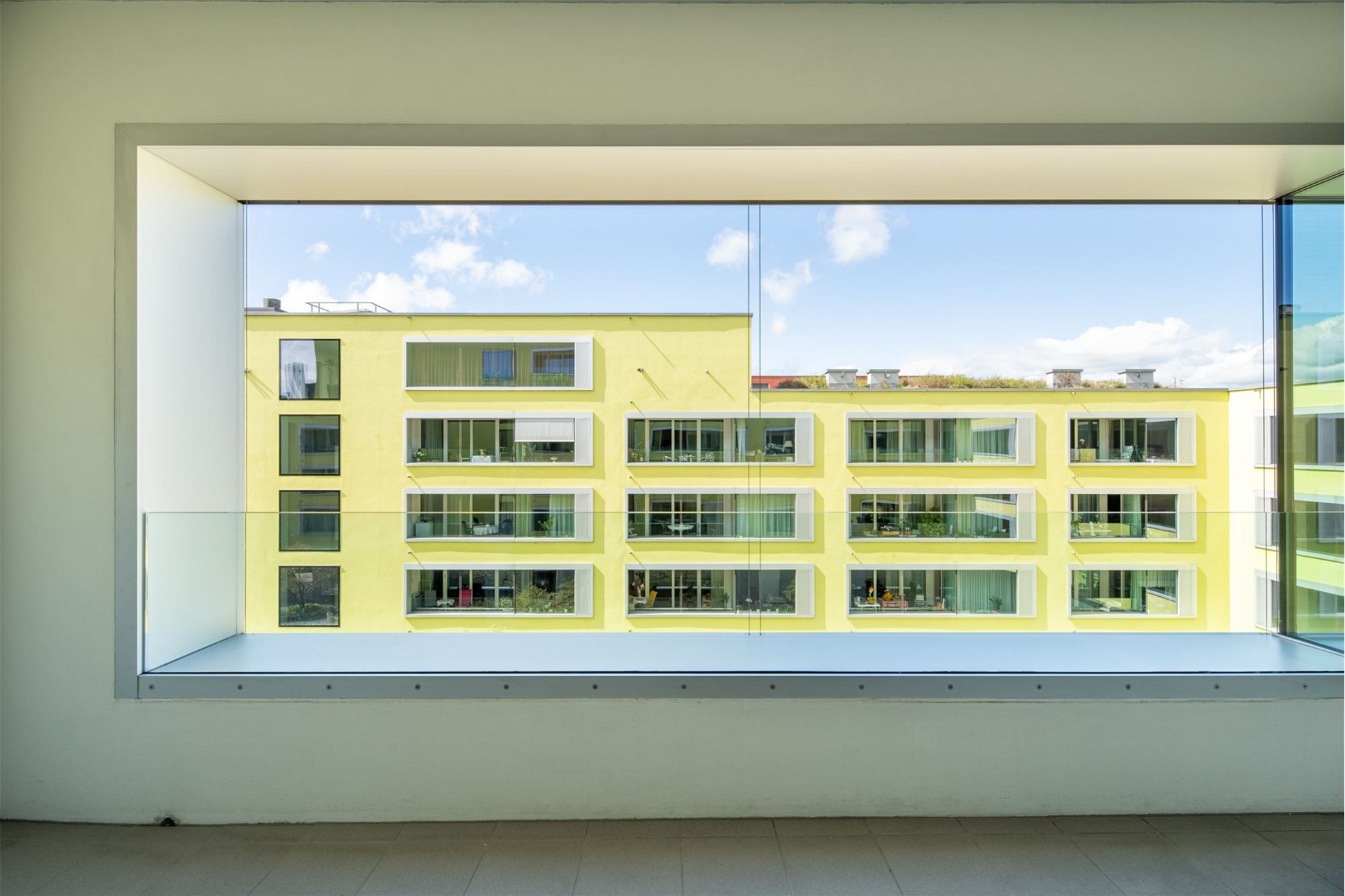 Blick vom Innenraum auf einen Innenhof