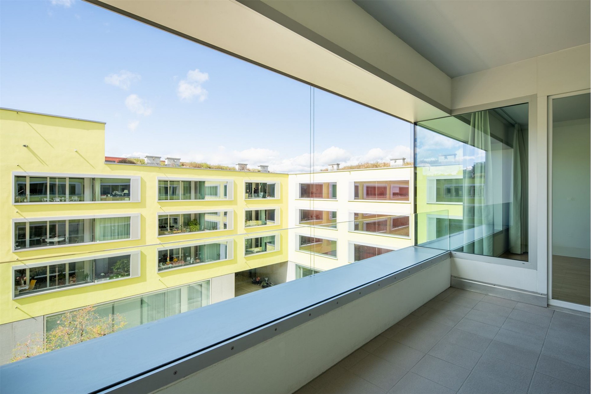 Balkon mit Innenhofblick