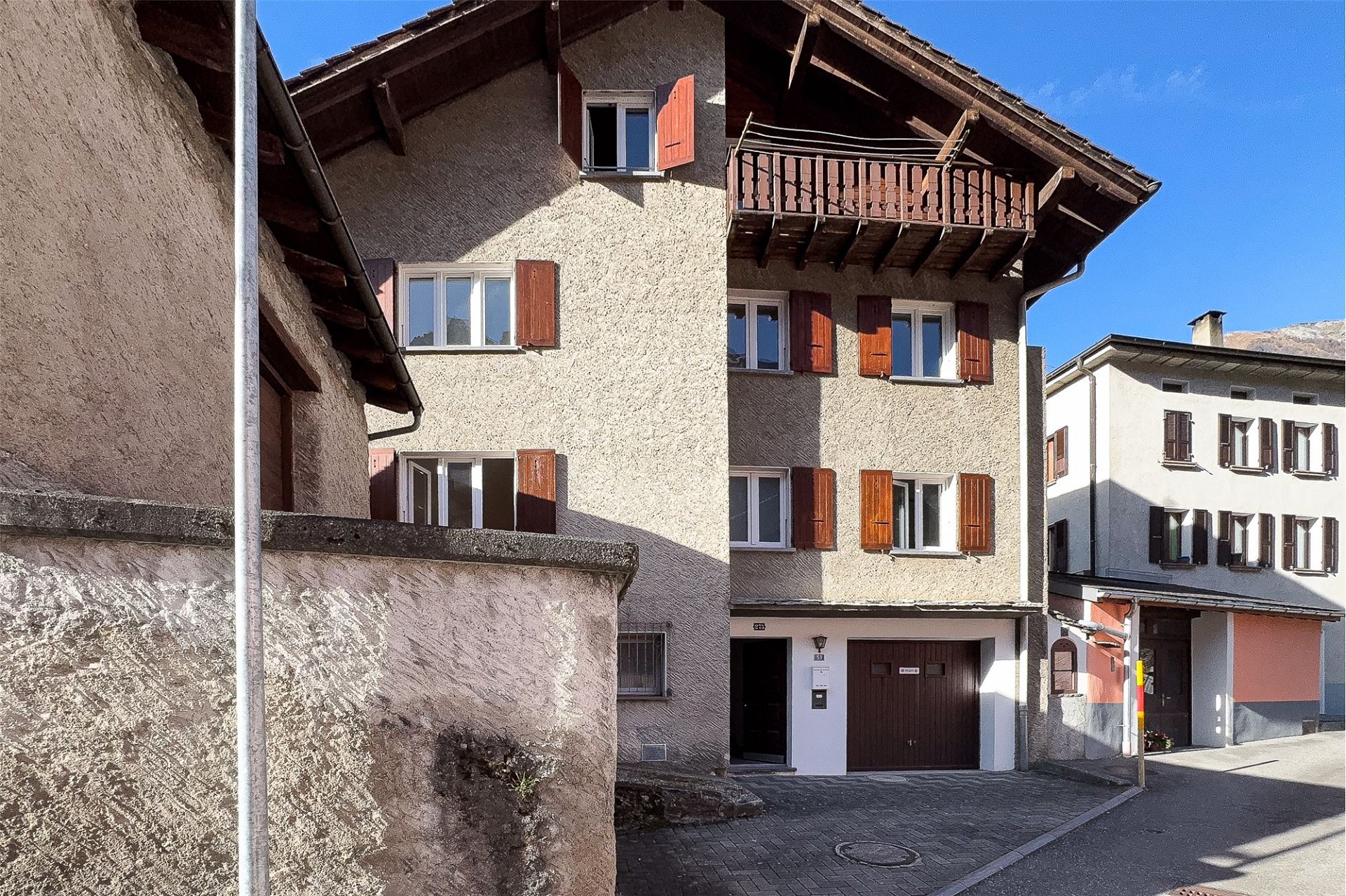 Alpines Mehrfamilienhaus mit Holzläden