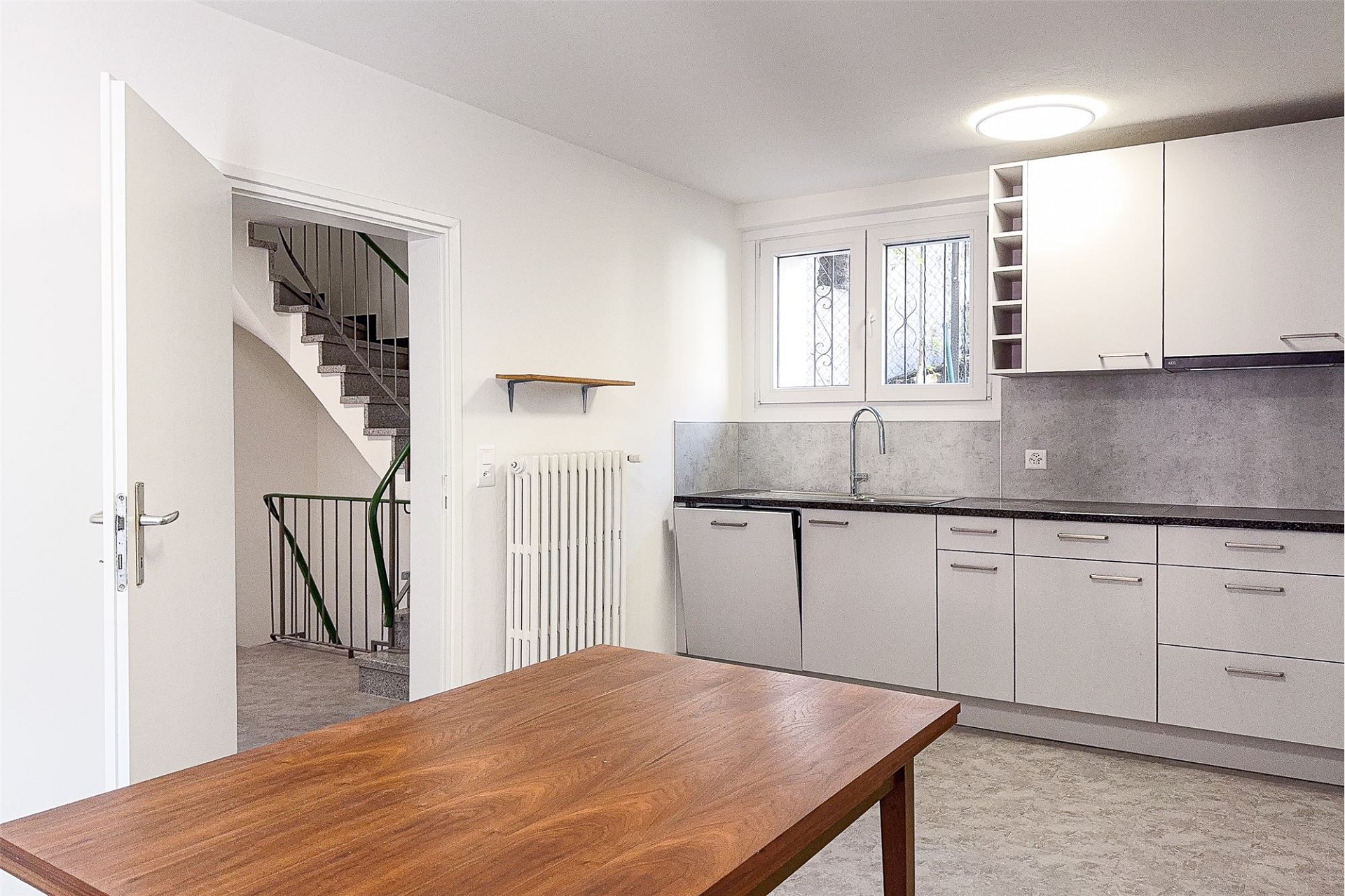 Renovierte Küche mit Blick ins Treppenhaus