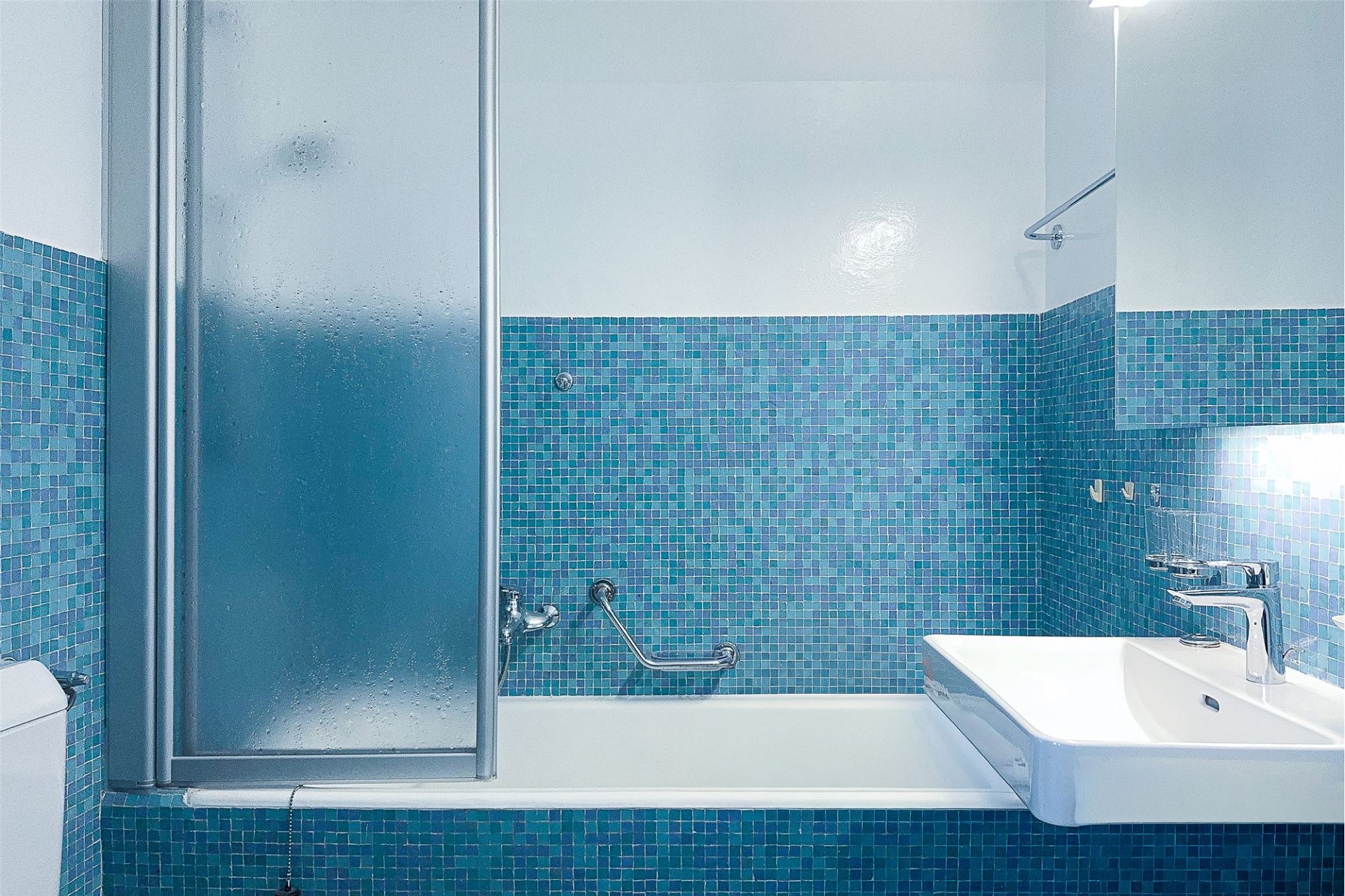 Badezimmer mit türkisfarbenen Mosaikfliesen