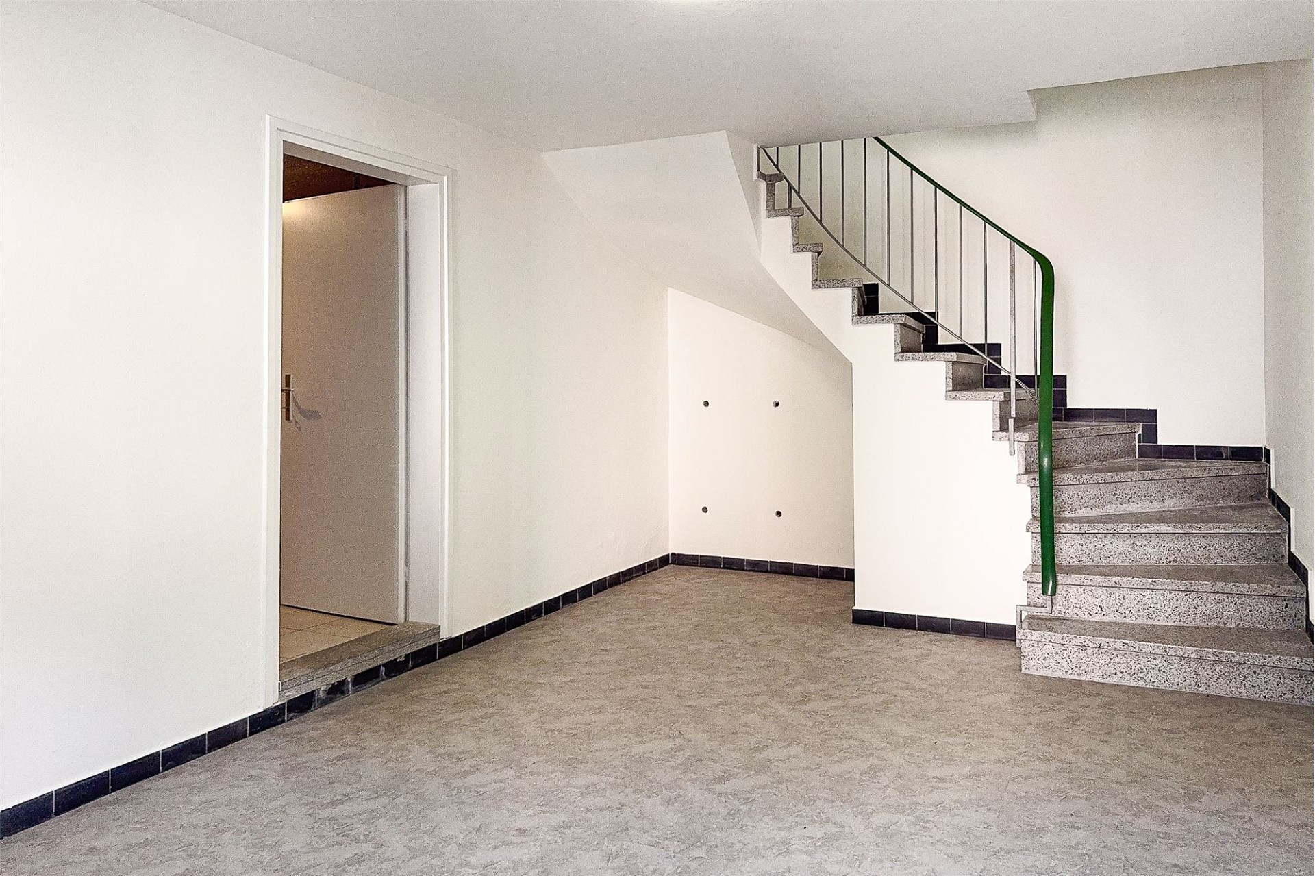 Treppenhaus mit Keller- bzw. Nebenraumzugang