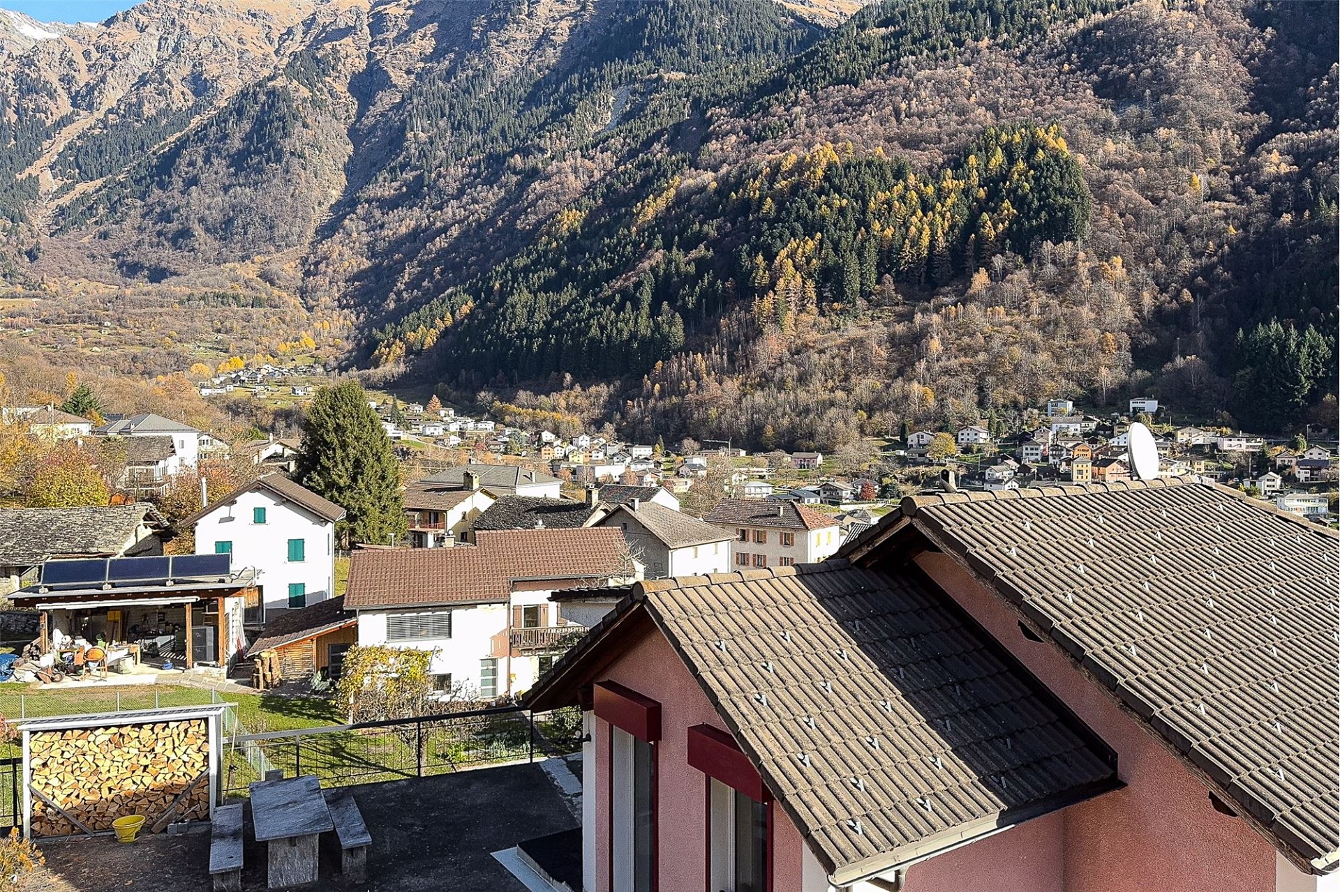 Alpenort mit Talblick
