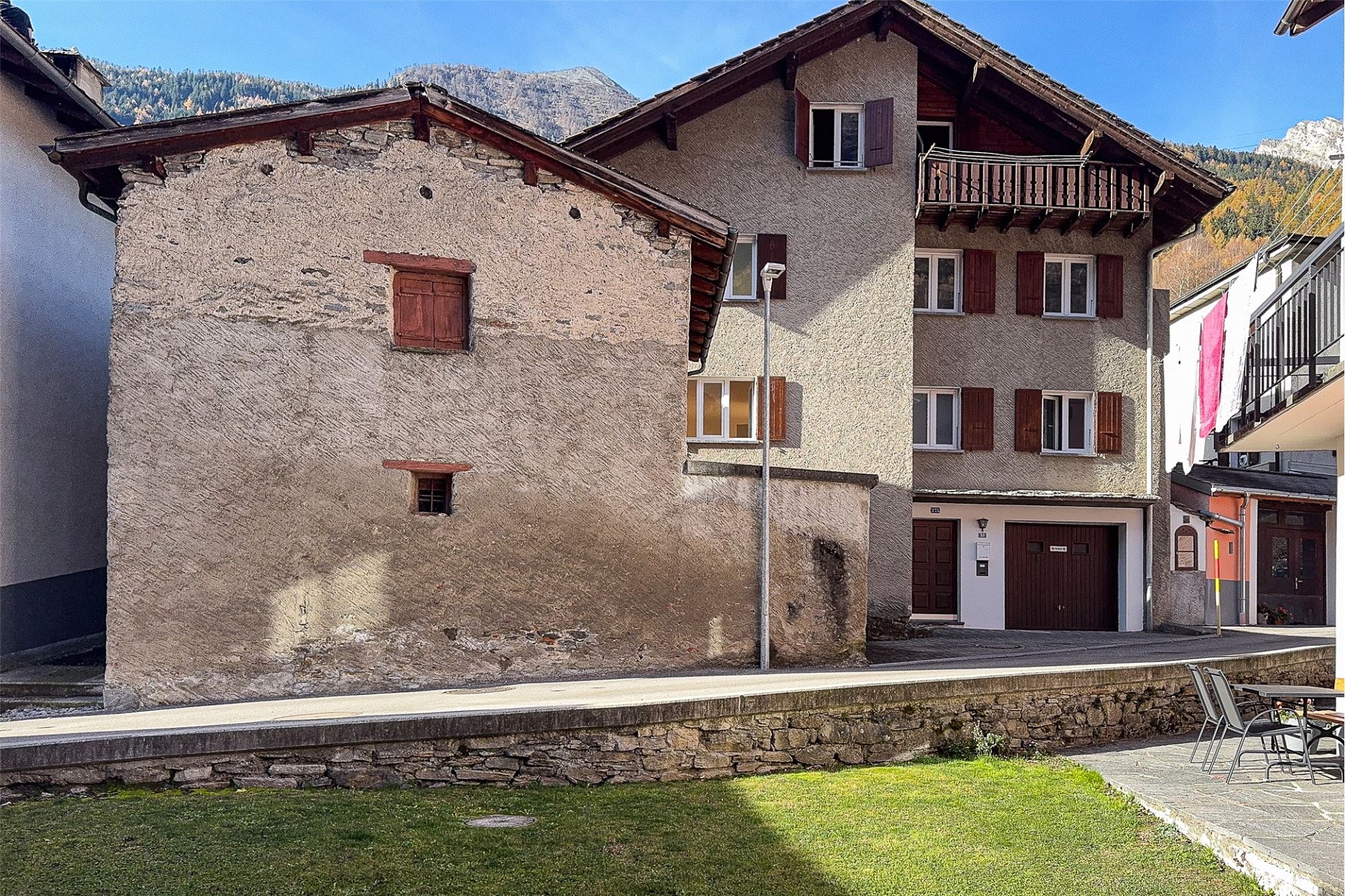 Alpines Wohnhaus mit historischer Fassade