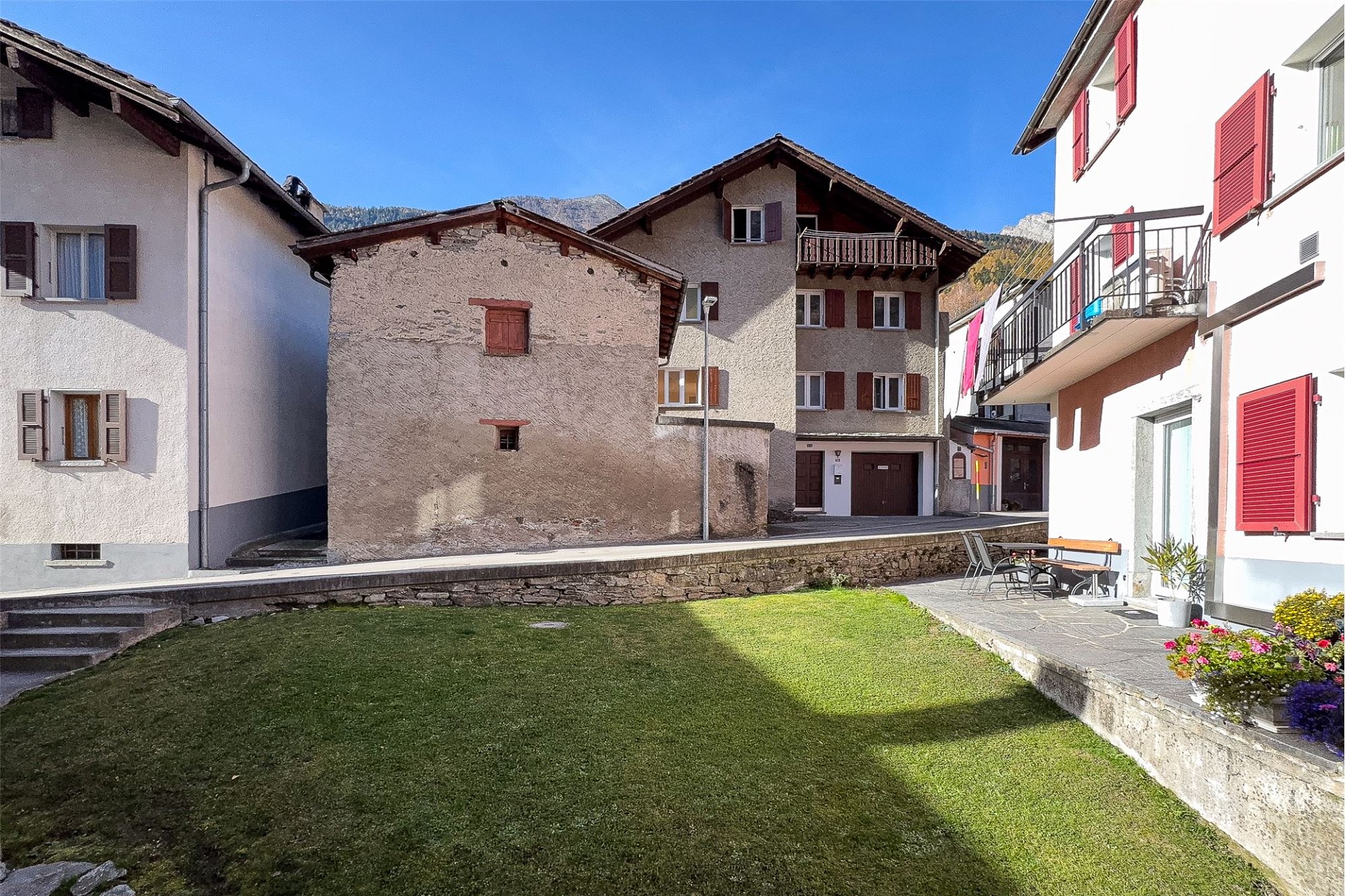 Alpiner Innenhof mit Wohnhäusern