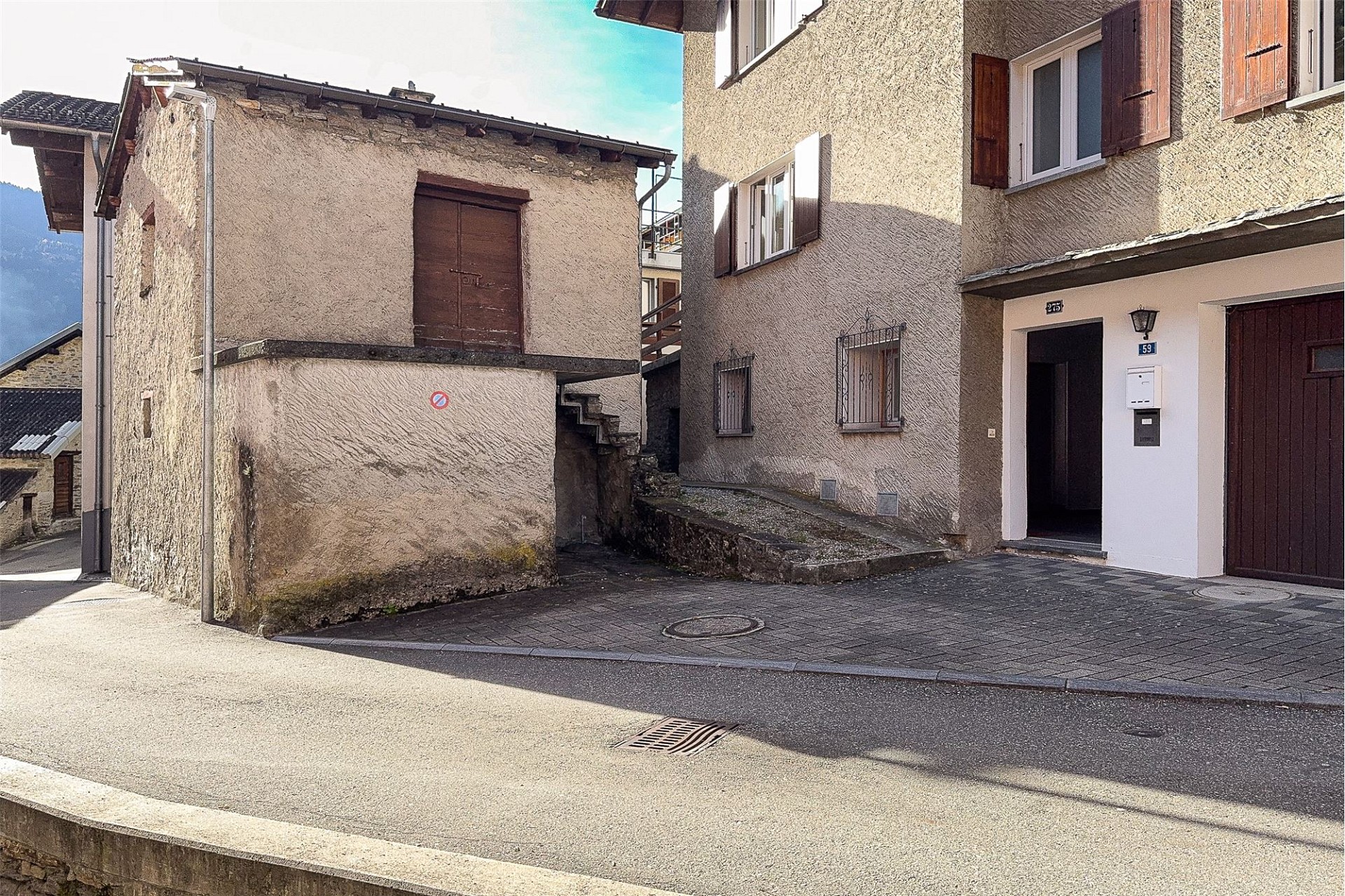 Dorf-/Straßenansicht eines Wohngebäudes