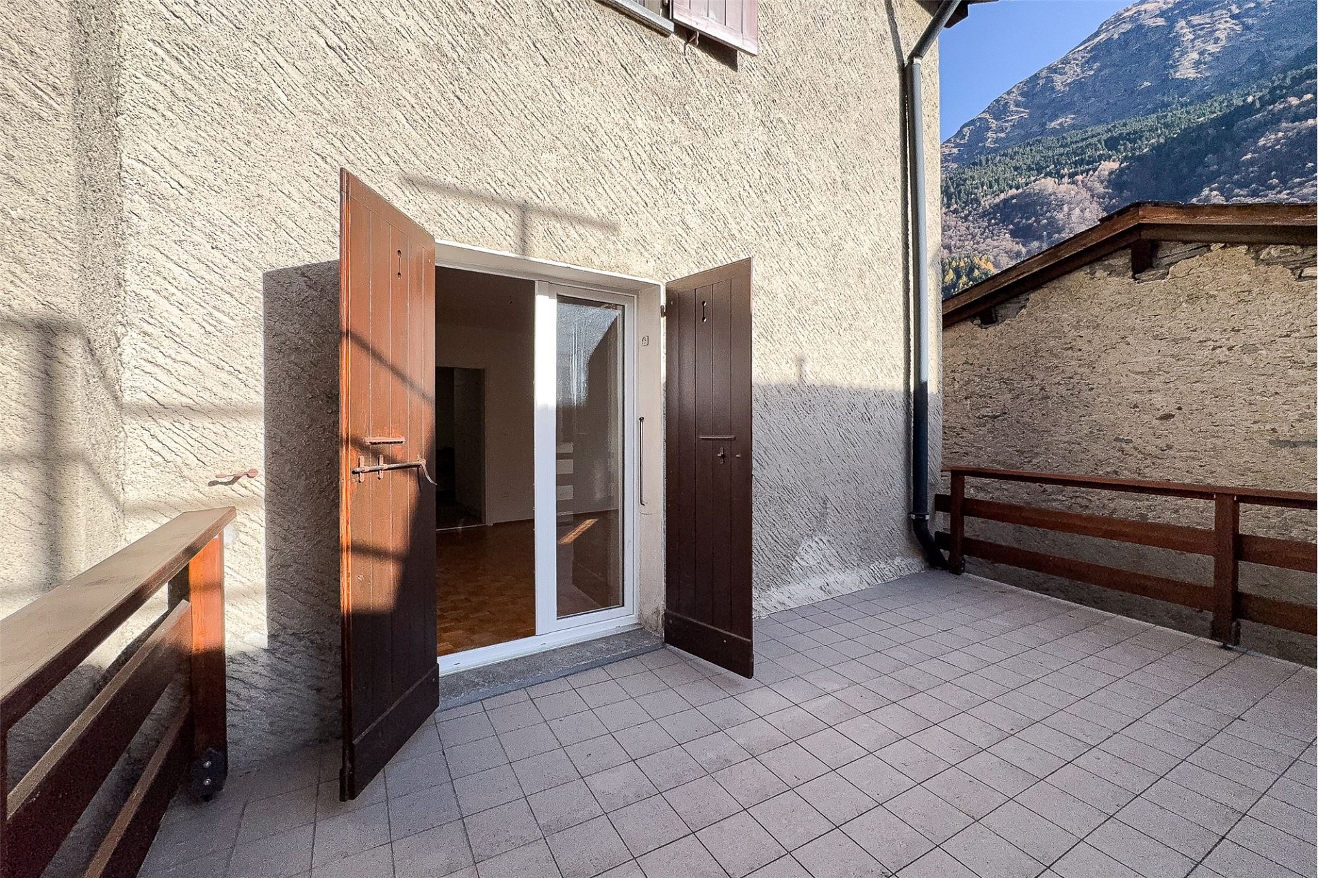 Terrasse mit Bergblick und offenem Fensterelement