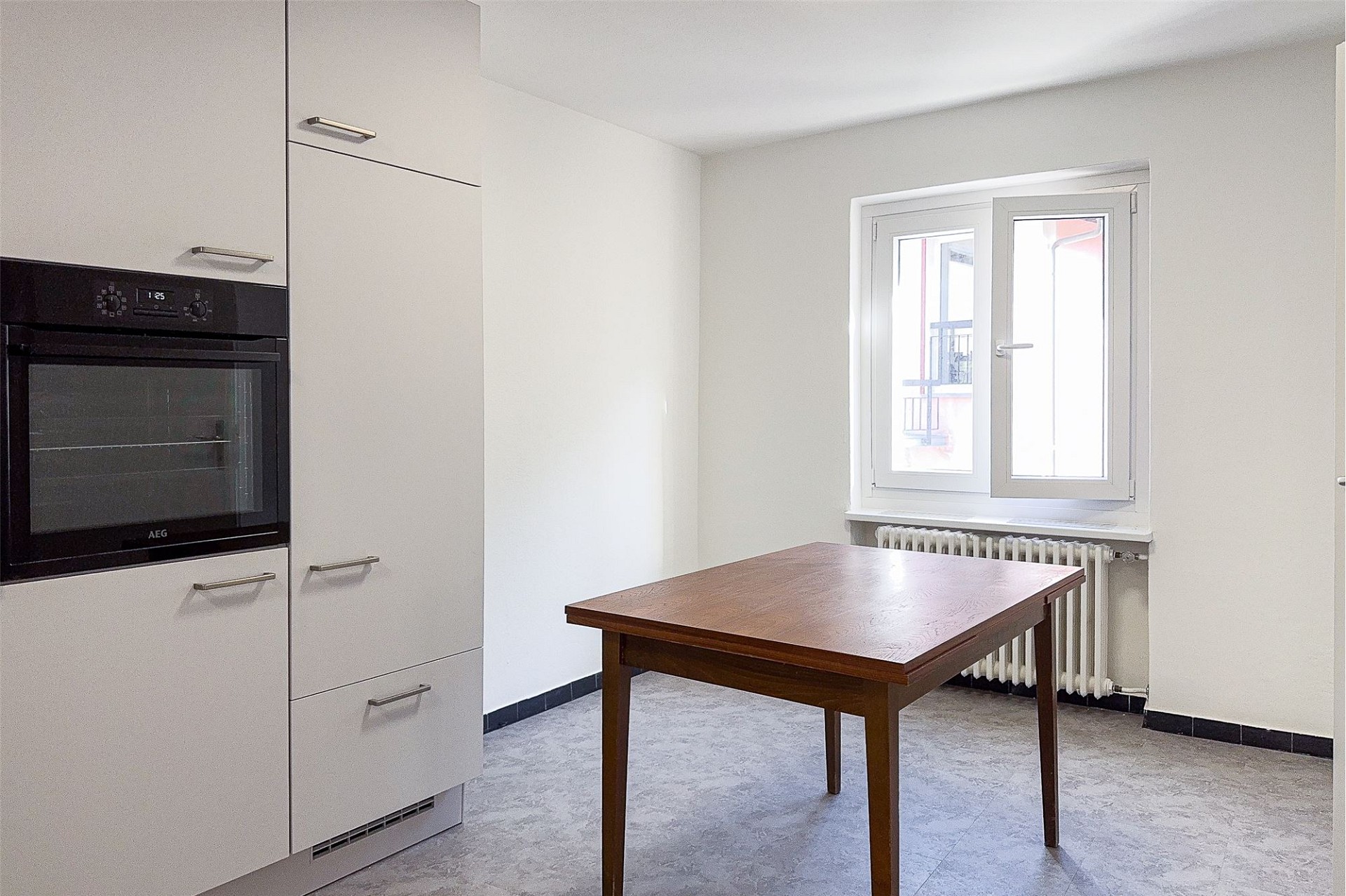 Helle Küche mit Fenster und Esstisch
