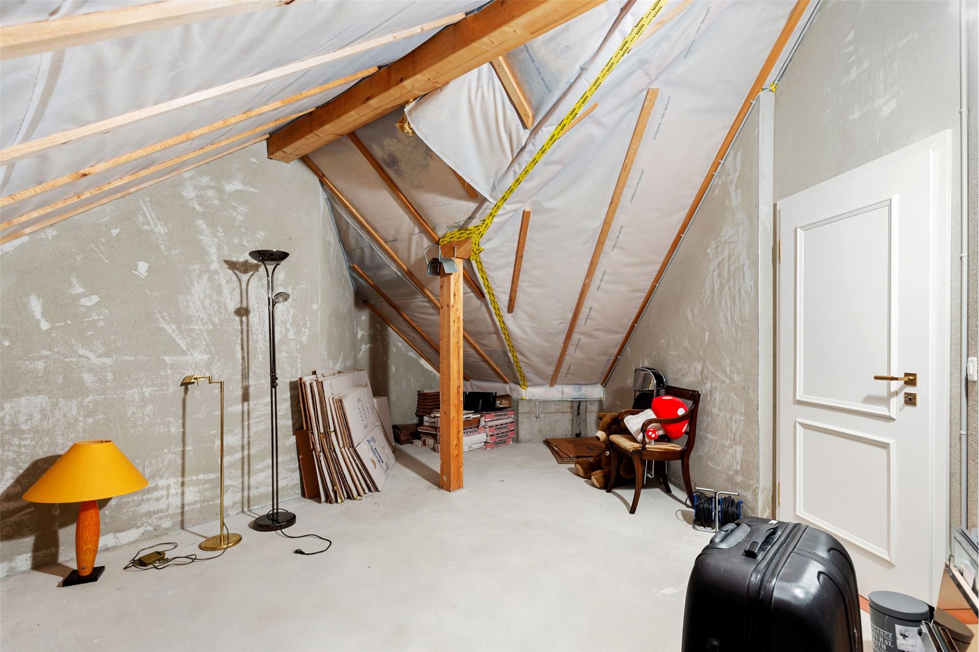 Ausgebauter Dachboden mit sichtbarer Dachkonstruktion