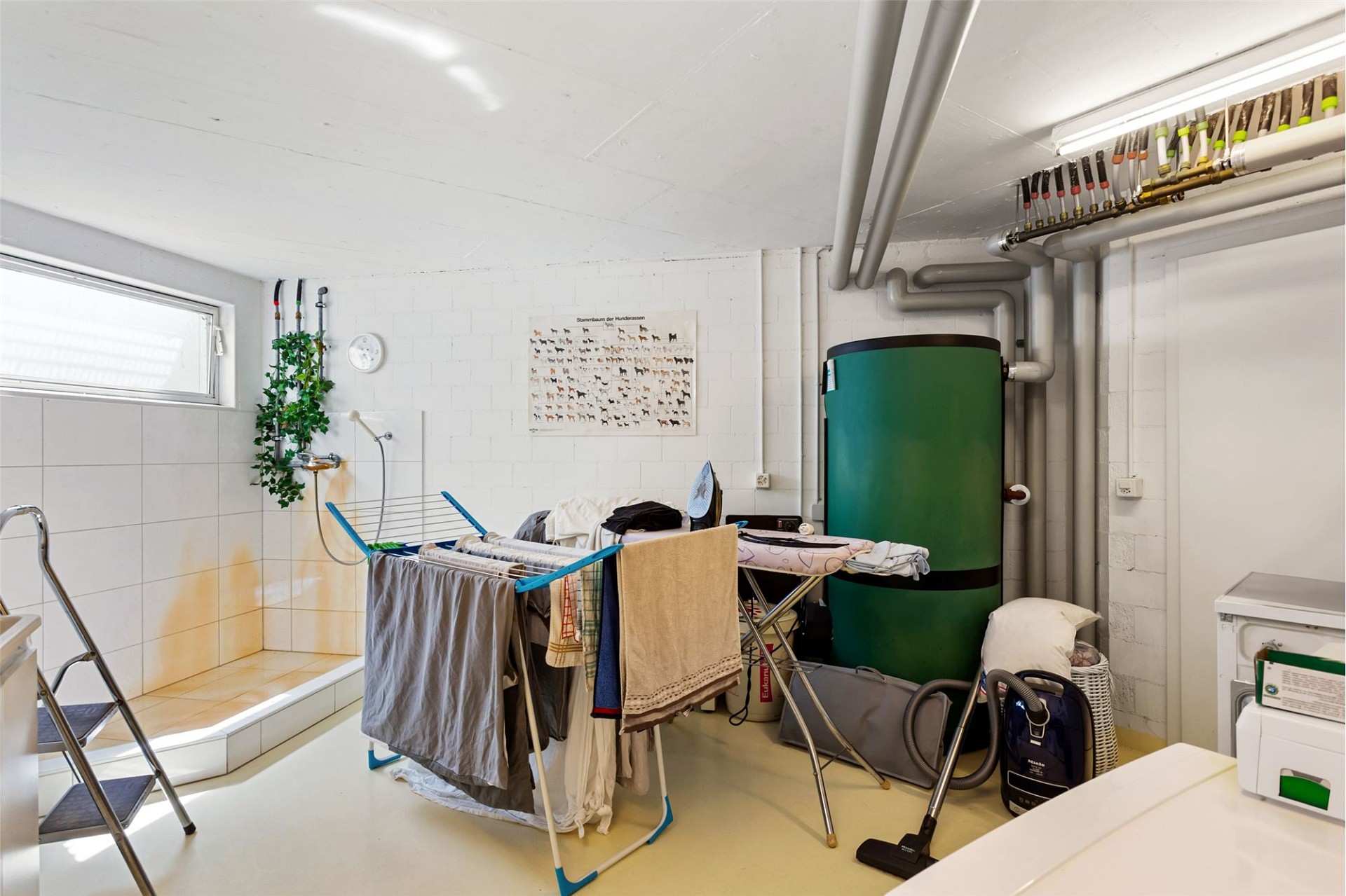 Hauswirtschafts-/Technikraum mit Badewanne und Heiztechnik