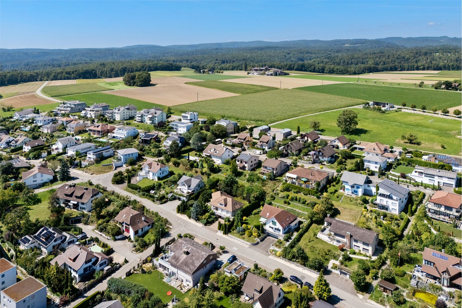 Luftaufnahme eines Wohngebiets im Grünen