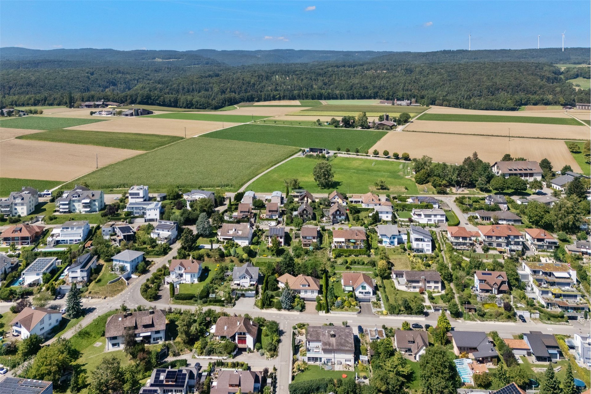 Luftaufnahme eines Wohngebiets im Grünen