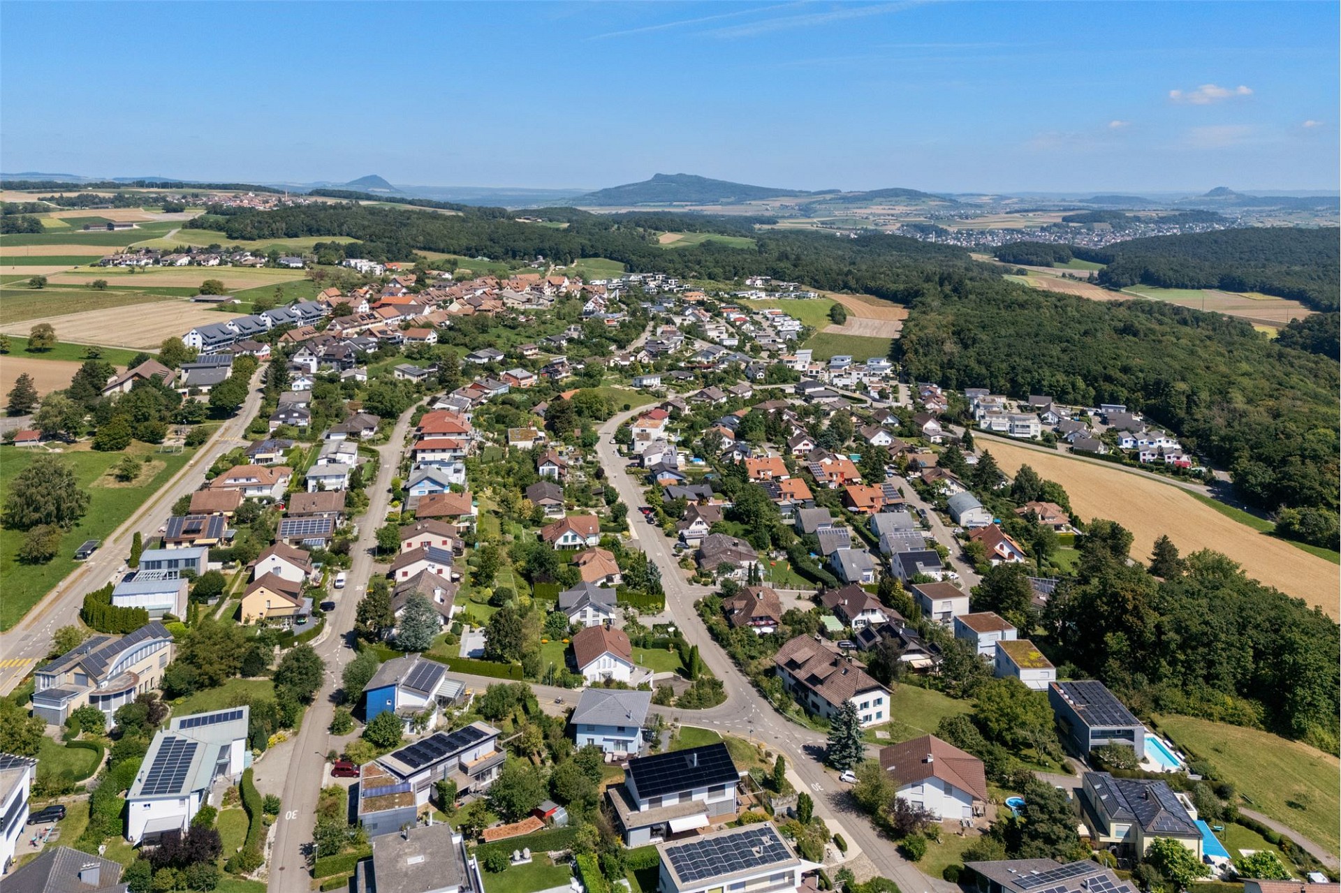 Luftaufnahme eines Wohngebiets im Grünen