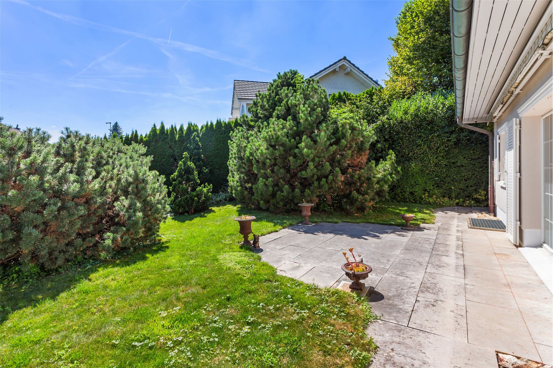 Gepflegter Garten mit Terrasse