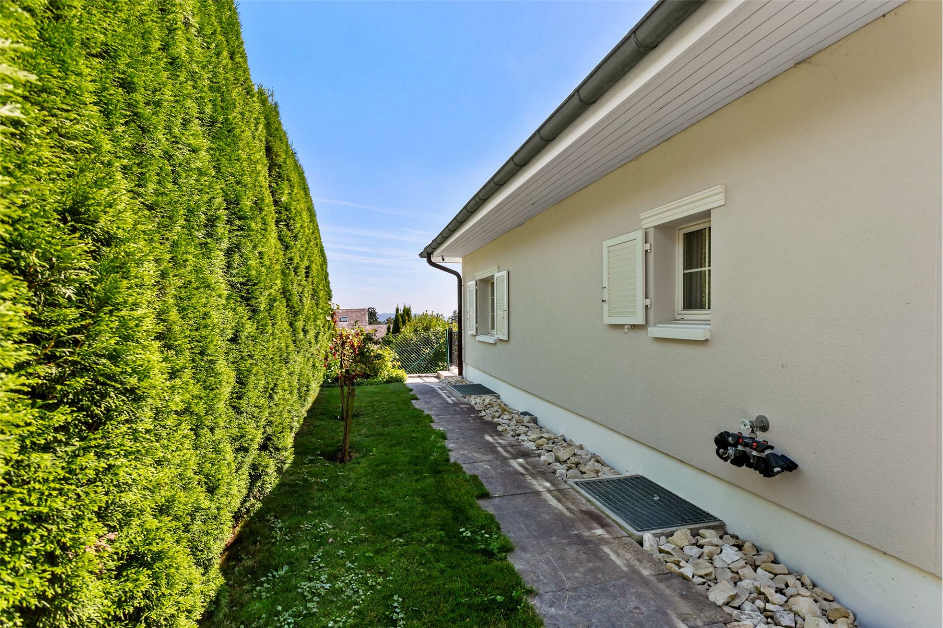 Seitlicher Gartenstreifen am Haus