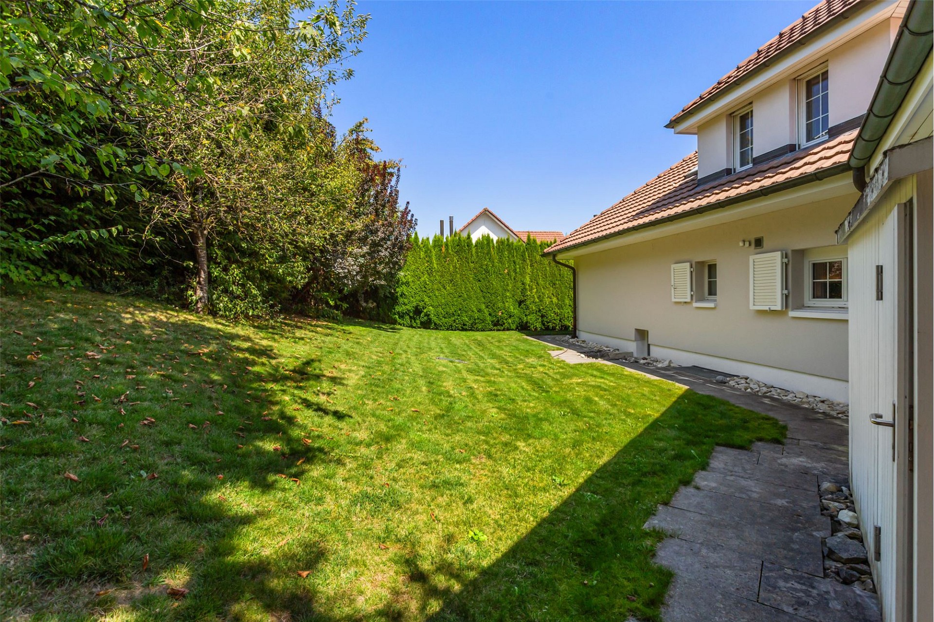Gepflegter Garten mit Einfamilienhaus