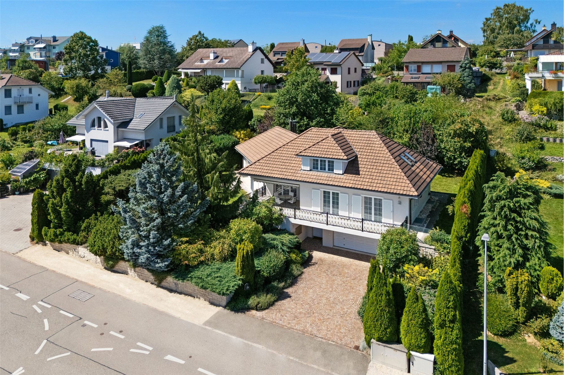 Luftaufnahme eines gepflegten Wohnhauses mit Garten