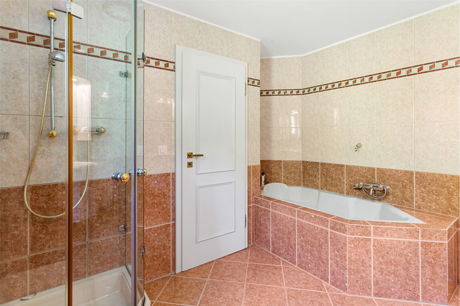Badezimmer mit Dusche und Badewanne