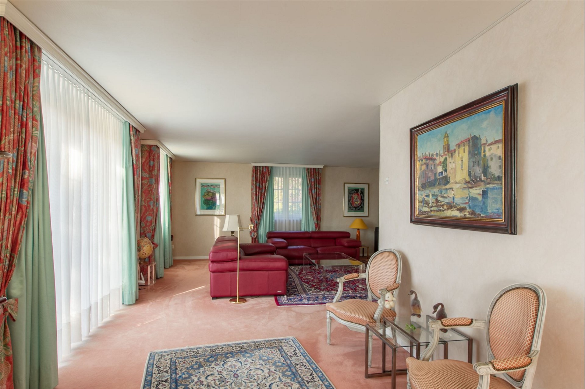 Großzügiges Wohnzimmer mit klassischer Einrichtung