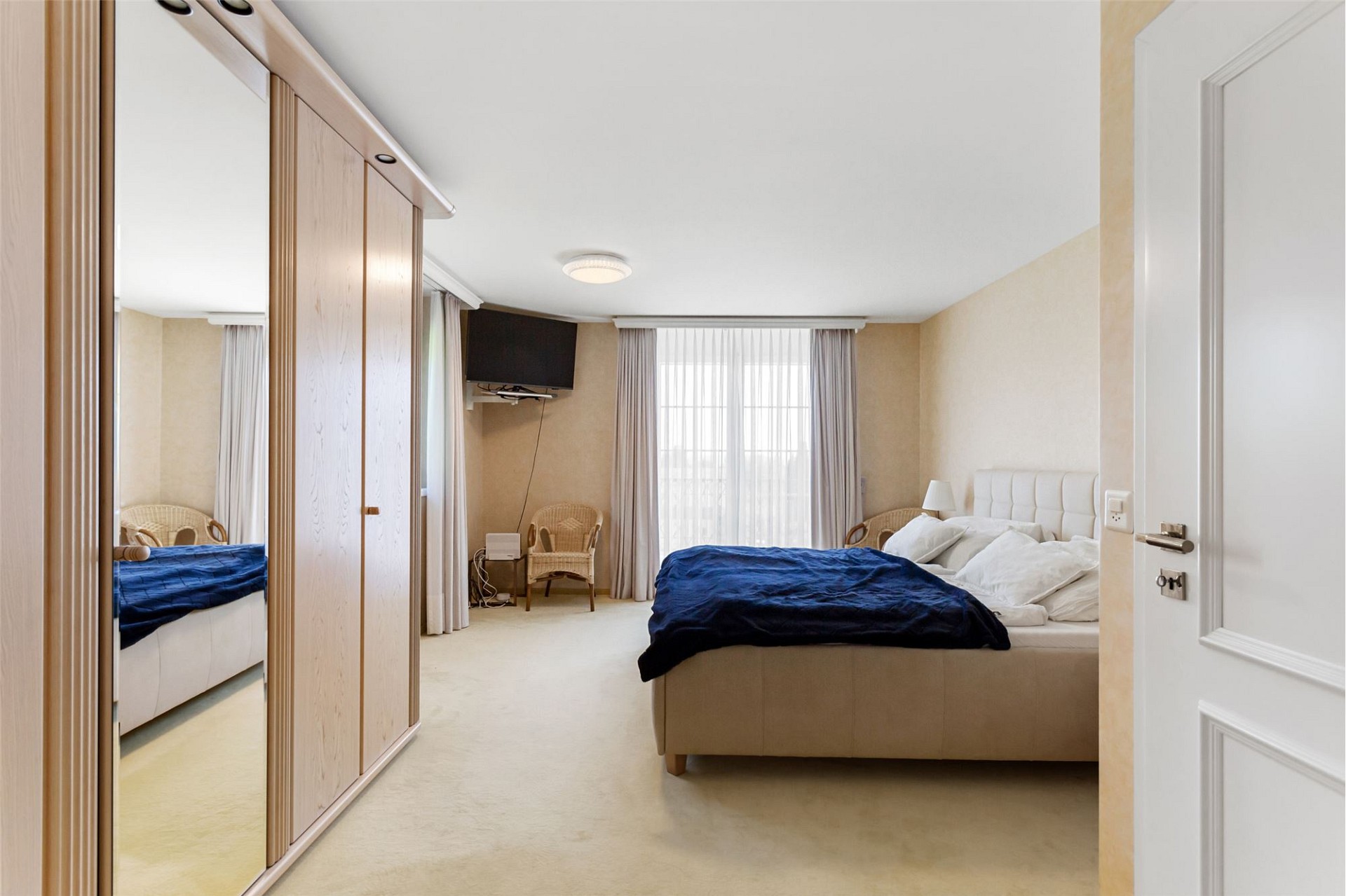 Schlafzimmer mit Kleiderschrank