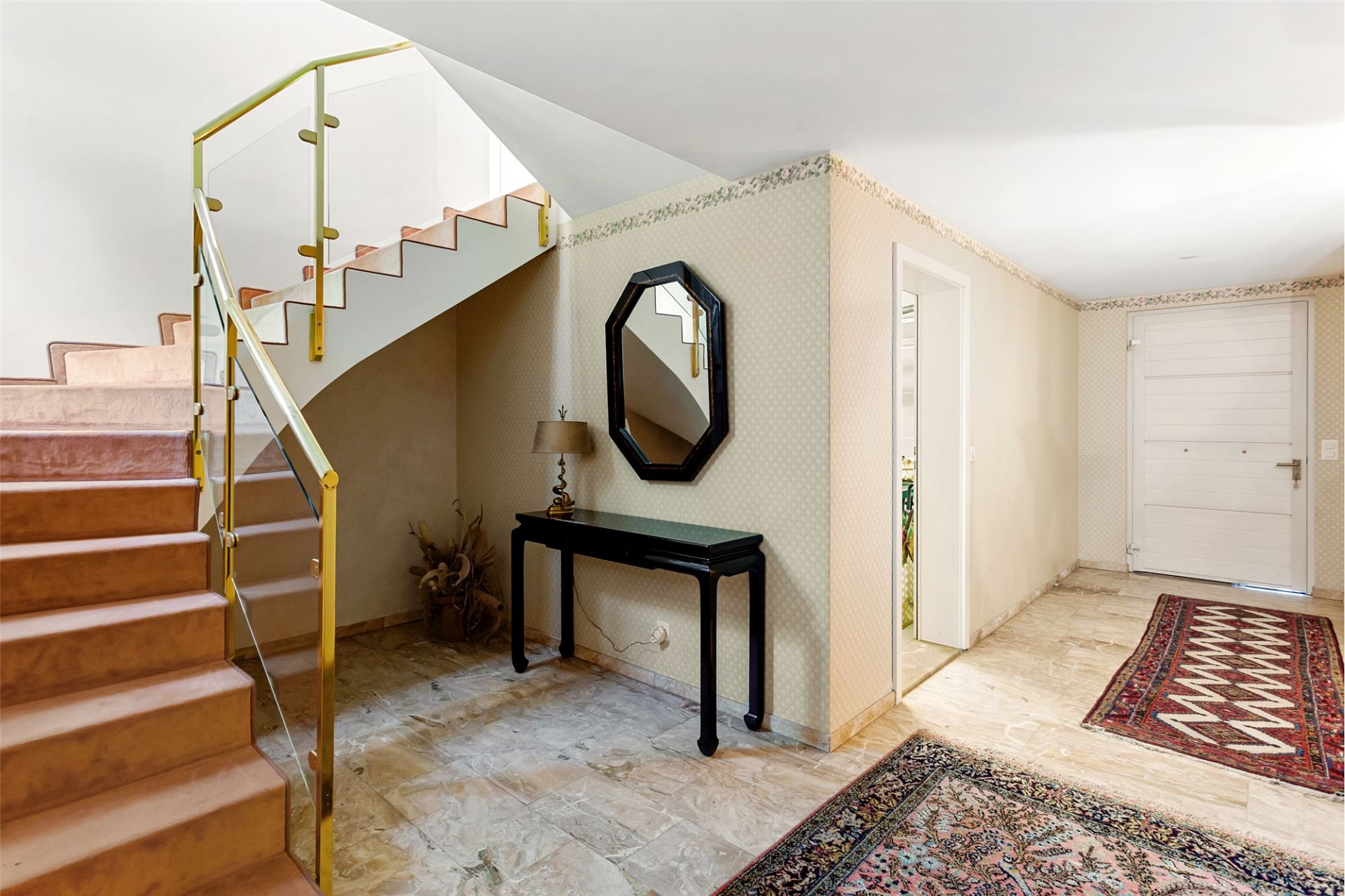 Eleganter Eingangsbereich mit Treppe
