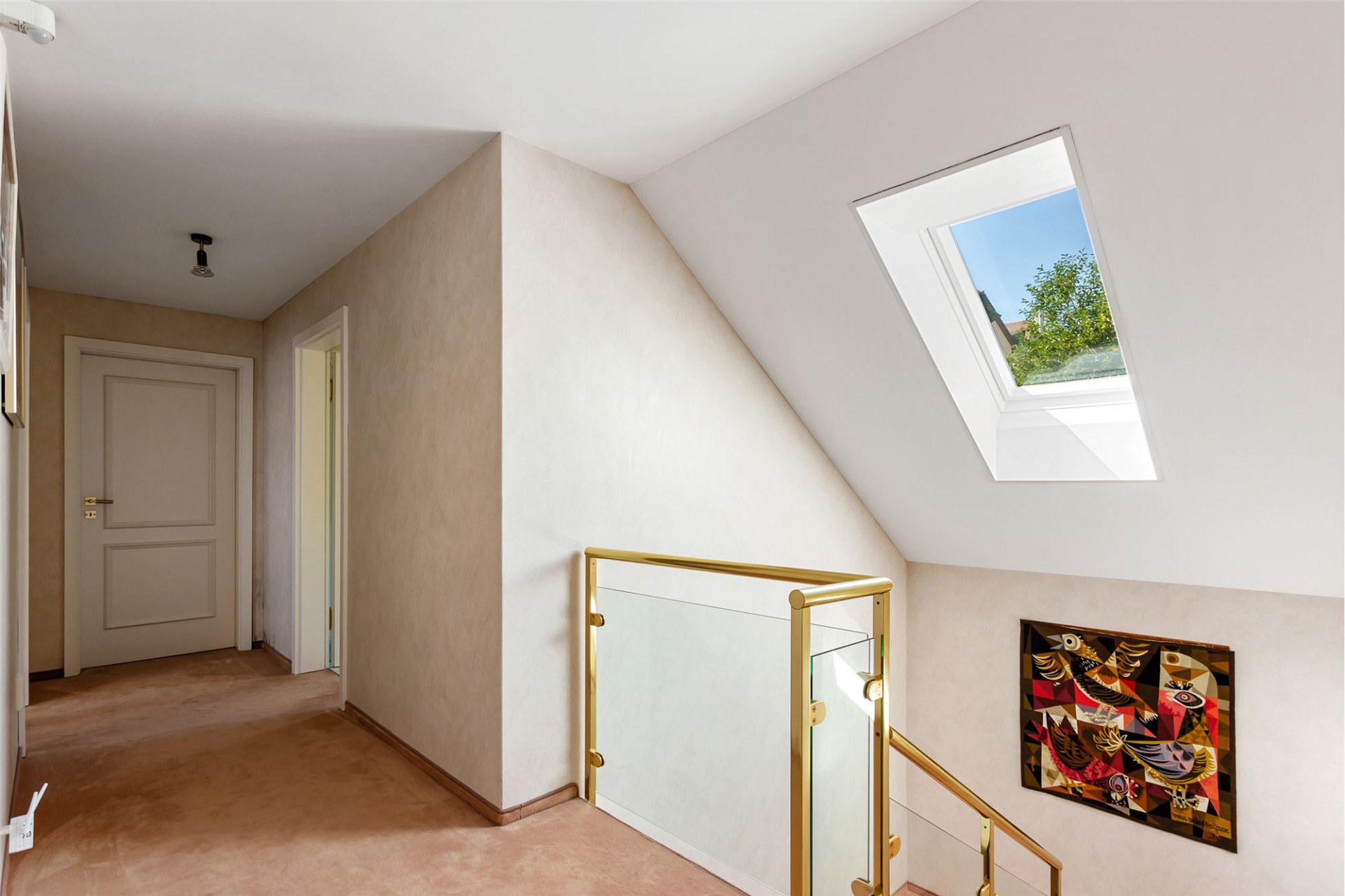 Helles Dachgeschoss-Flur mit Dachfenster und Treppenhaus