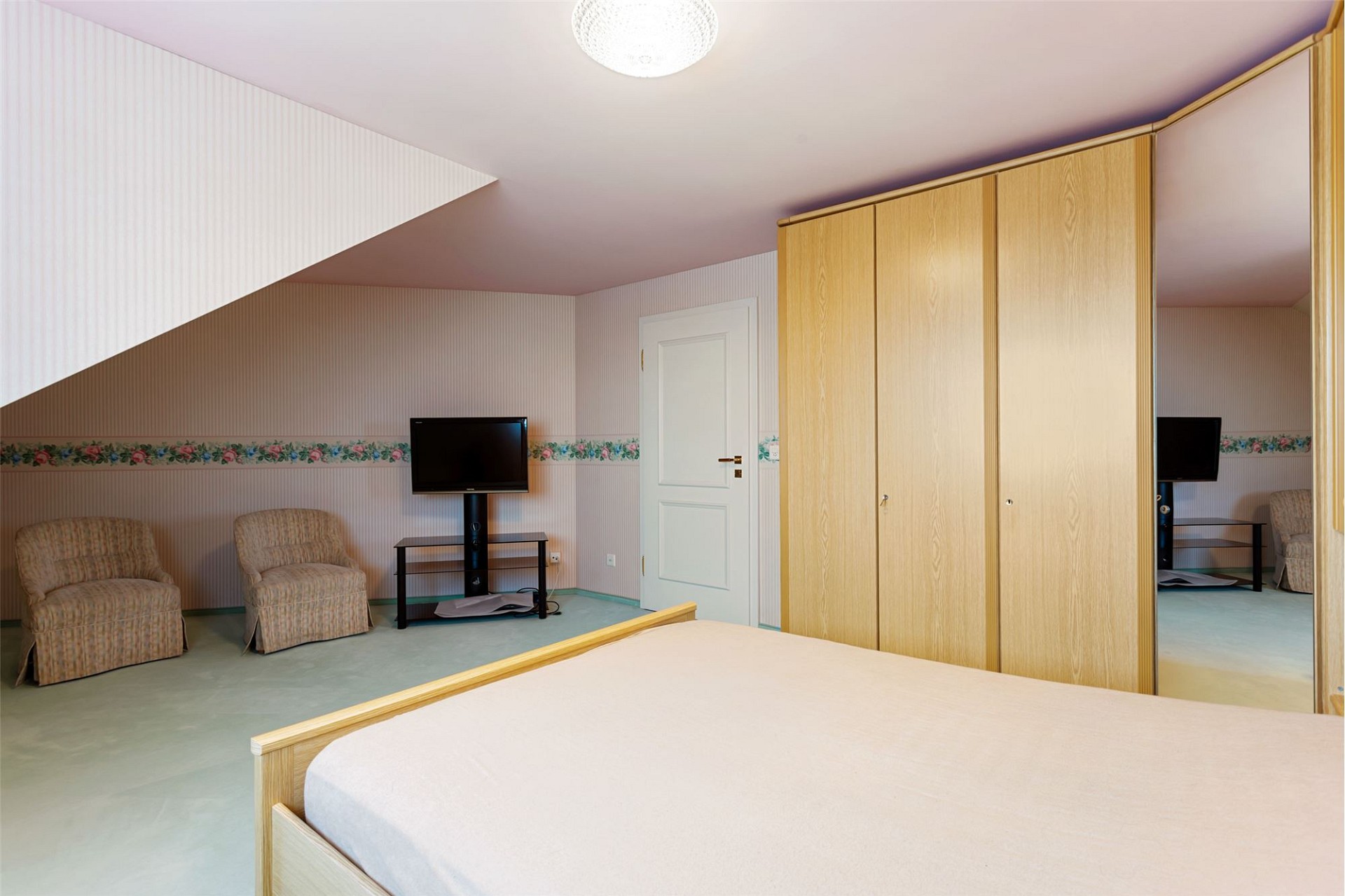 Schlafzimmer mit Sitzbereich und Kleiderschrank