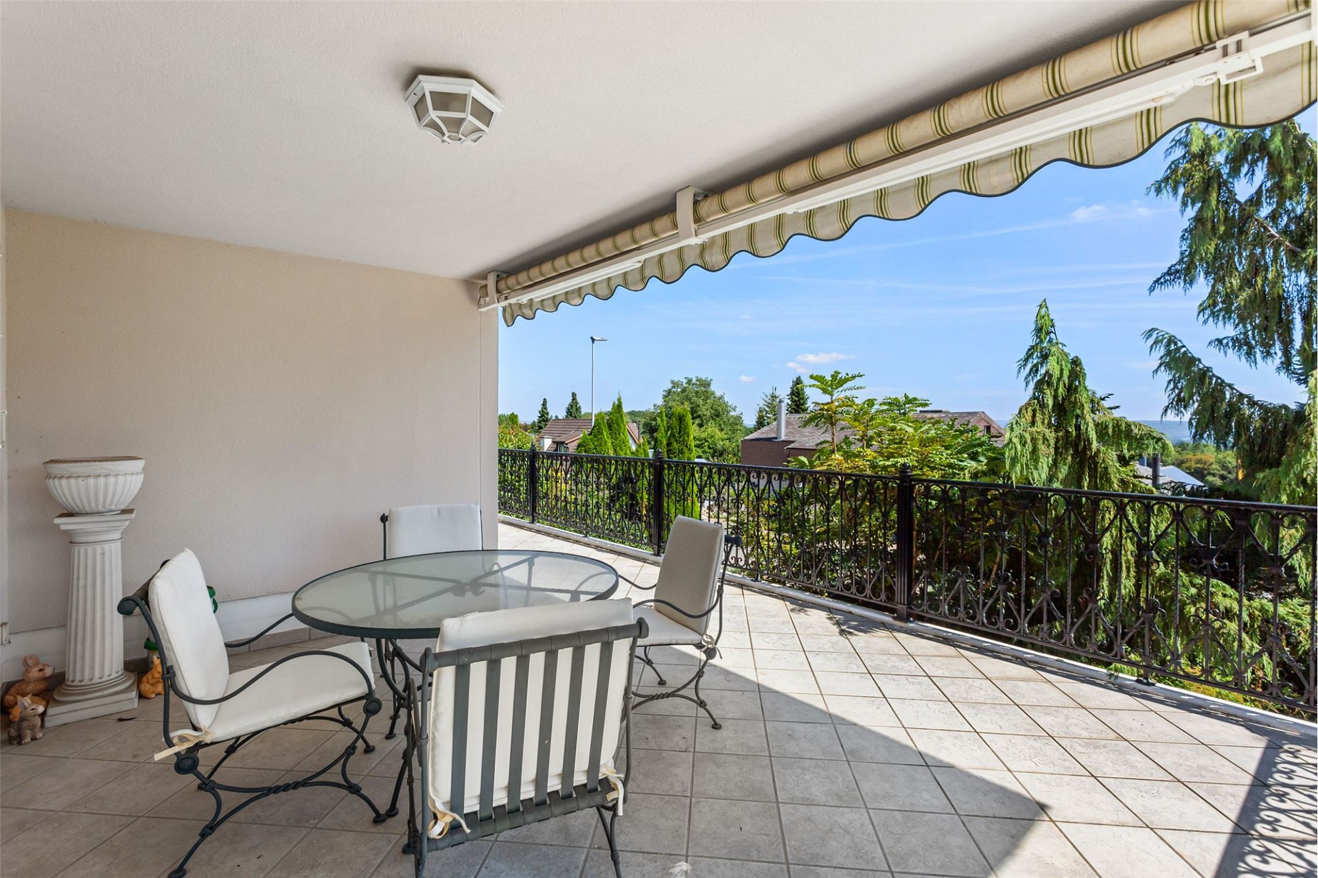 Überdachte Terrasse mit Ausblick