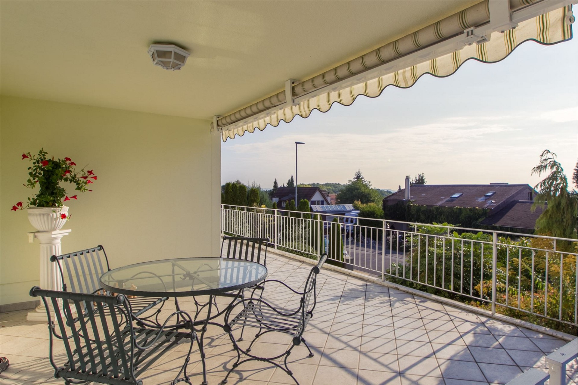 Überdachte Terrasse mit Sitzgruppe und Aussicht