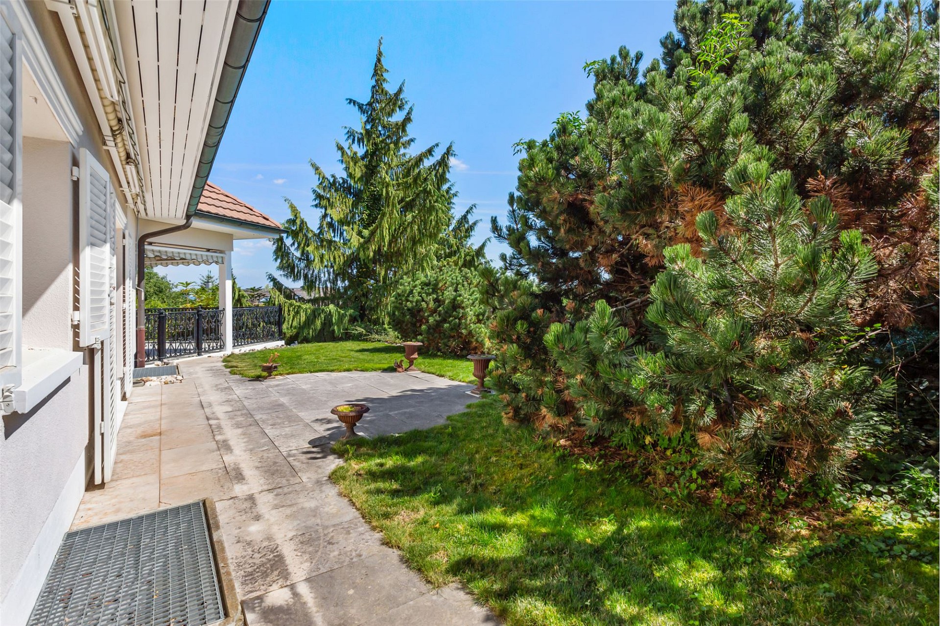 Gartenansicht mit Terrasse