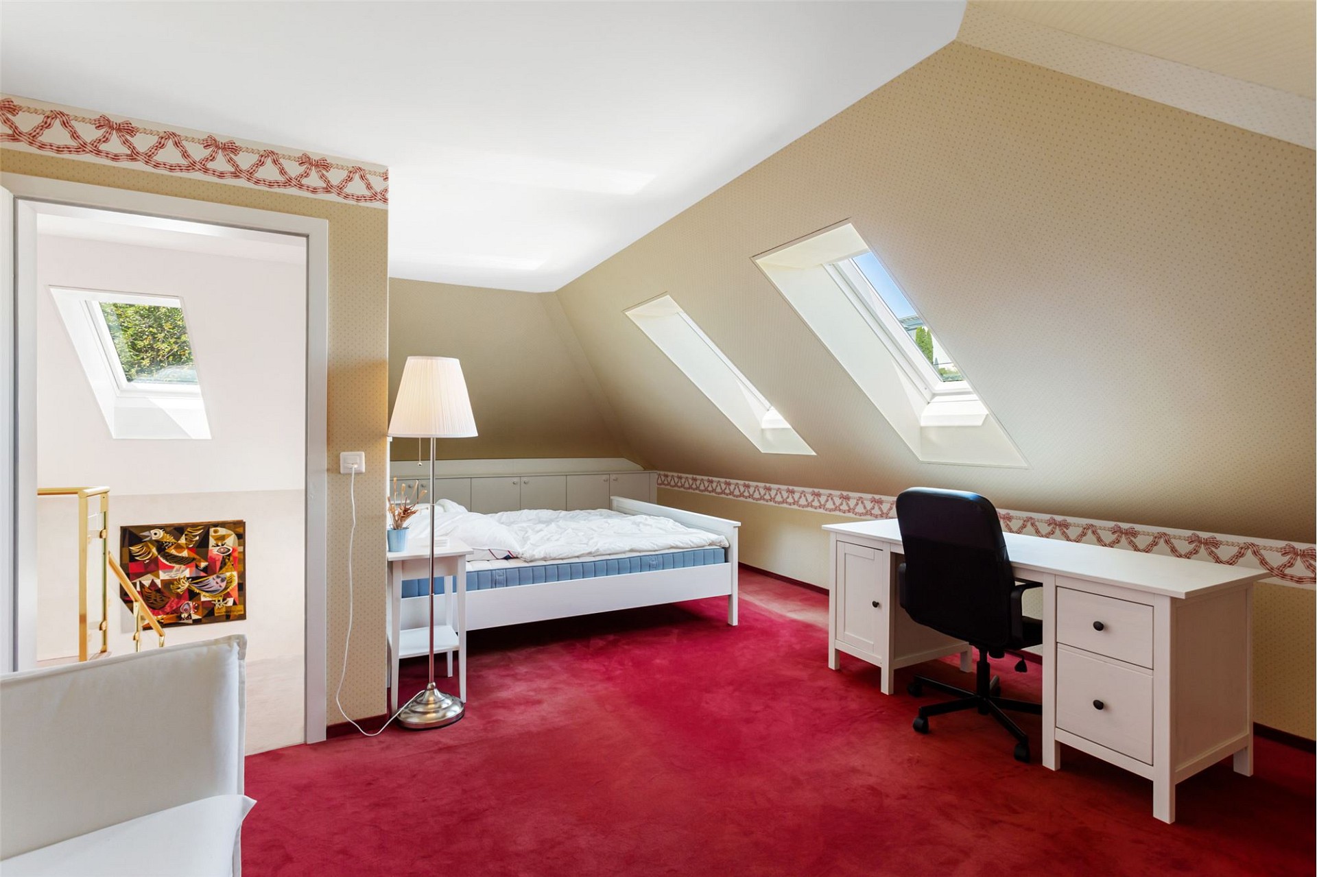 Dachgeschoss-Schlafzimmer mit Arbeitsbereich