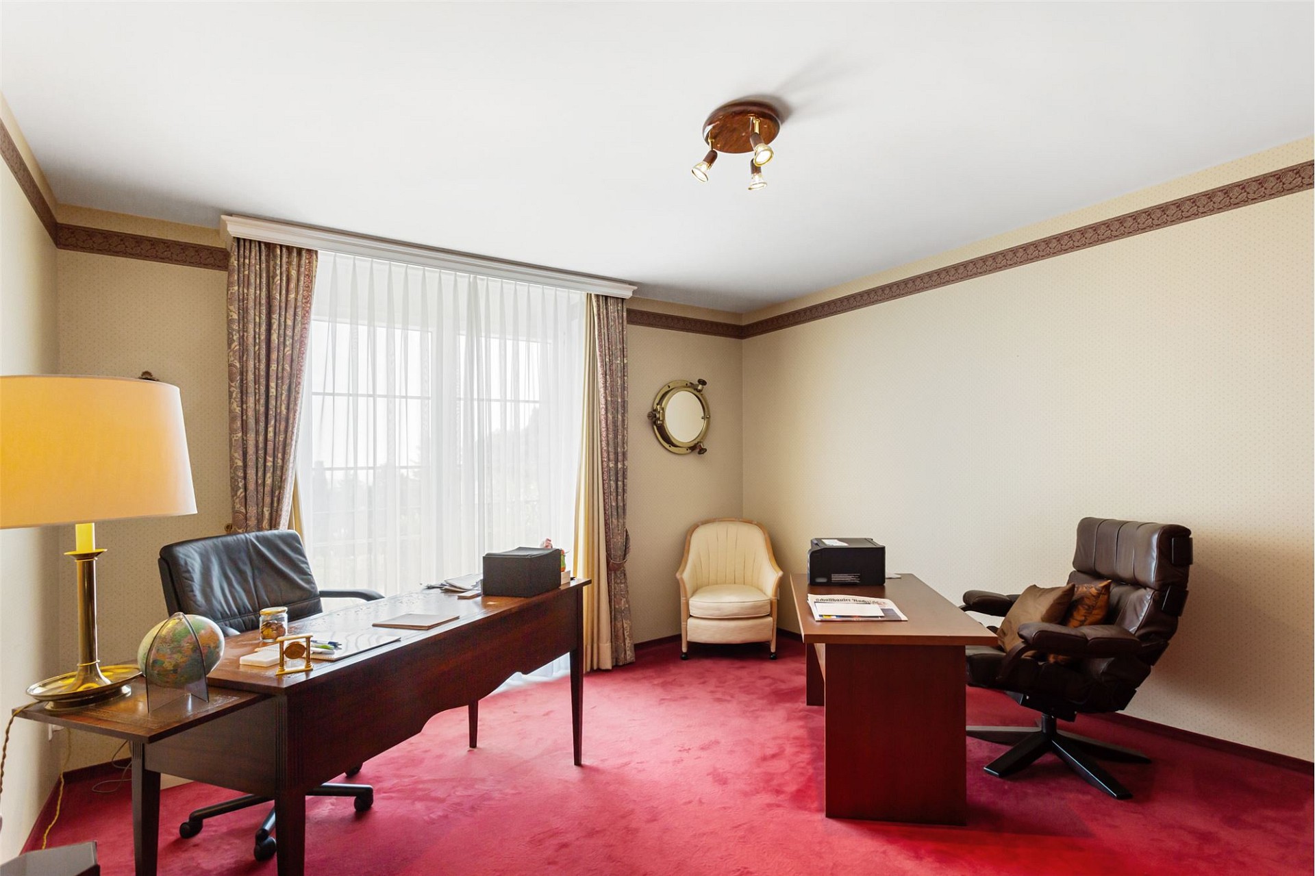 Klassisches Arbeitszimmer mit Schreibtischen