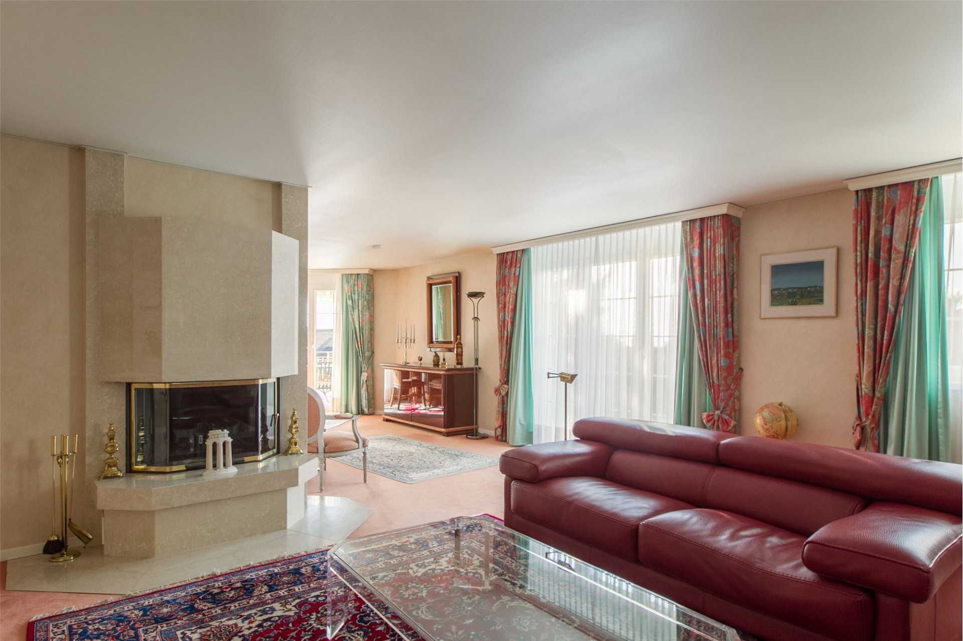 Wohnzimmer mit Kamin und großen Fenstern