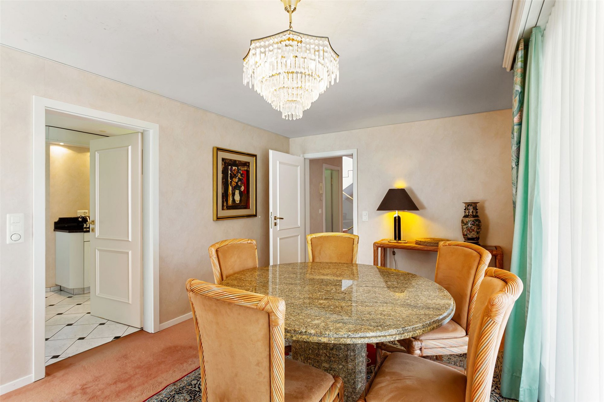 Esszimmer mit Marmortisch und Kristallleuchte