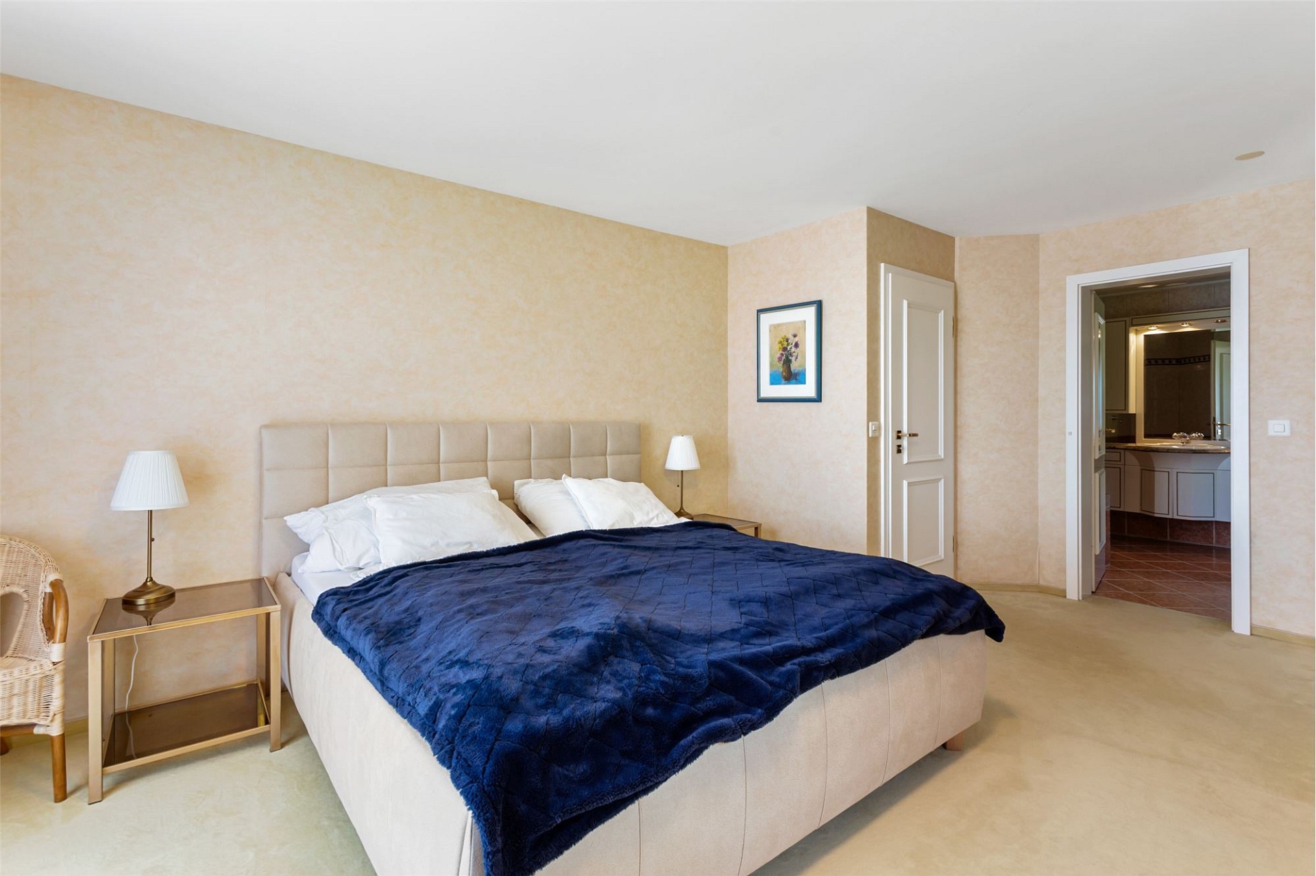 Helles Schlafzimmer mit Blick in ein angrenzendes Bad