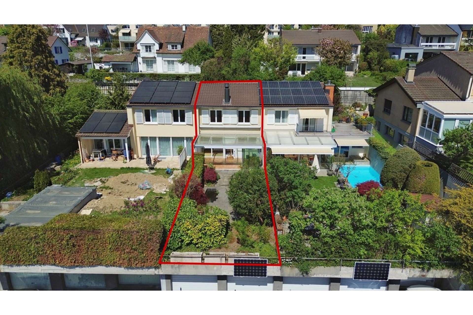 Luftaufnahme eines Wohnhauses mit Garten und Solaranlage